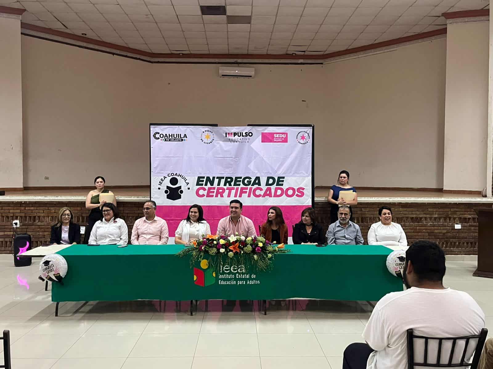 Más de 100 adultos concluyen estudios gracias al IEEA en Acuña