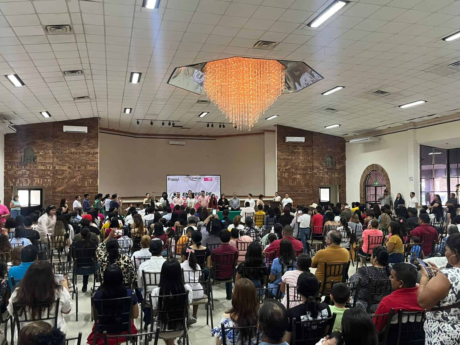 Más de 100 adultos concluyen estudios gracias al IEEA en Acuña