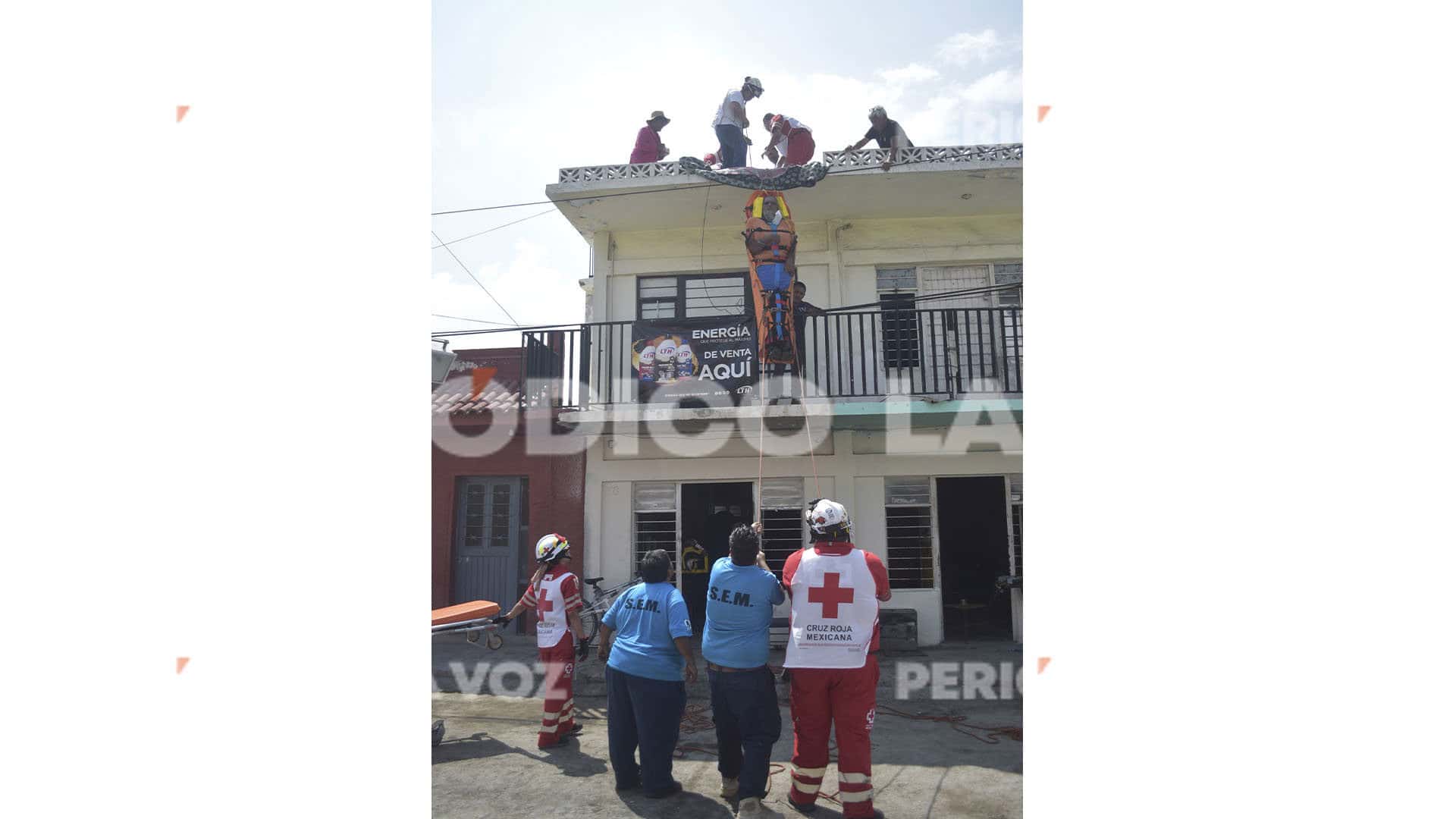 Rescatan a ex socorrista en Frontera tras caer de un segundo piso en su vivienda
