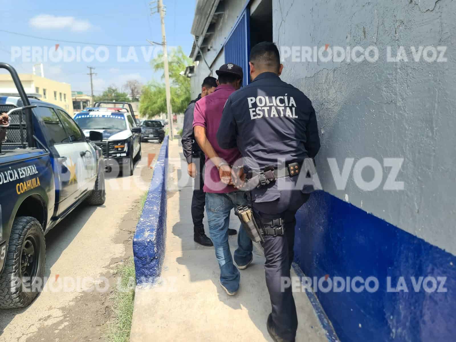 Hombre drogado es detenido en Monclova por la Policía Estatal en la vía pública