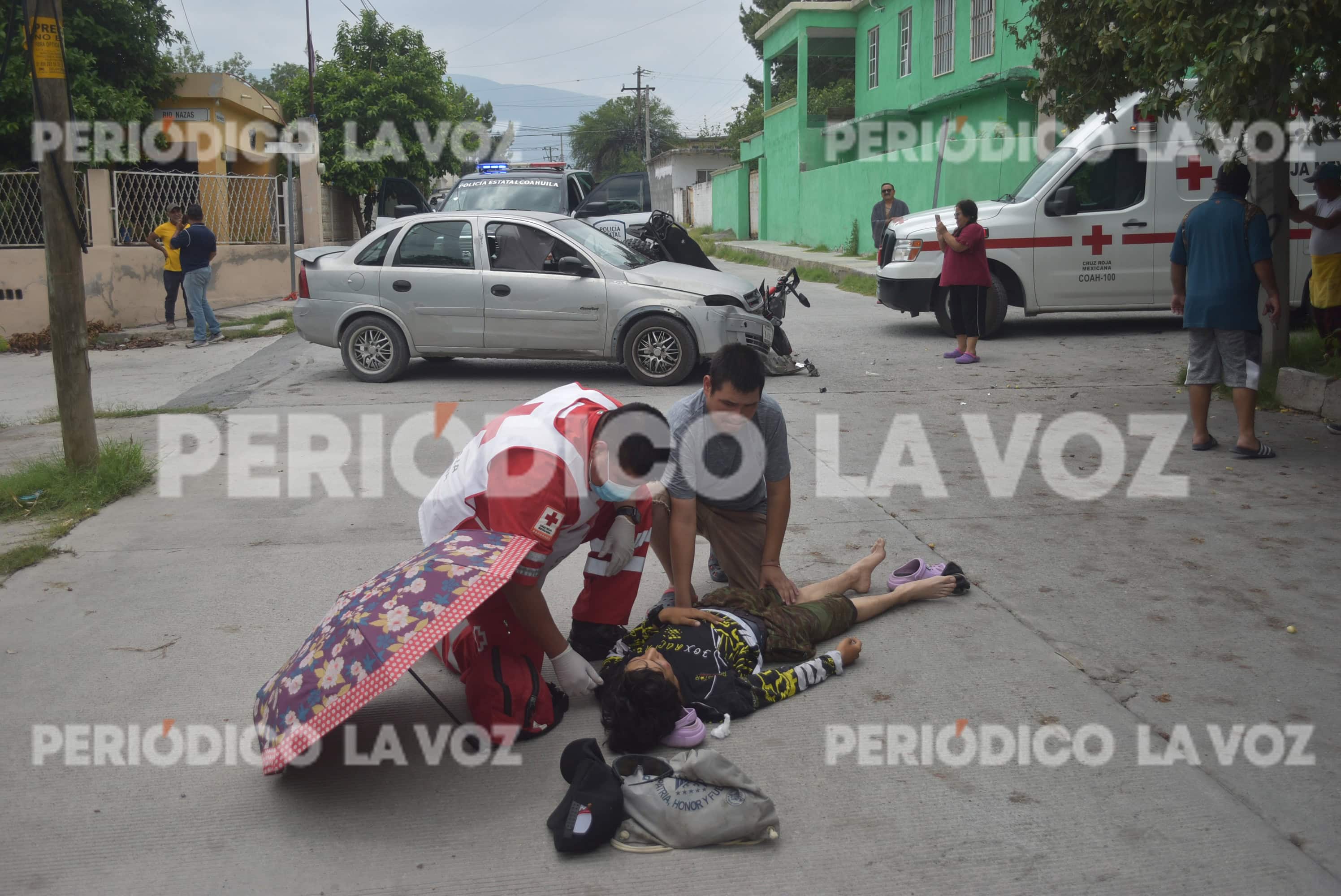 Dos jóvenes lesionados tras choque de moto incrustada en automóvil en Monclova
