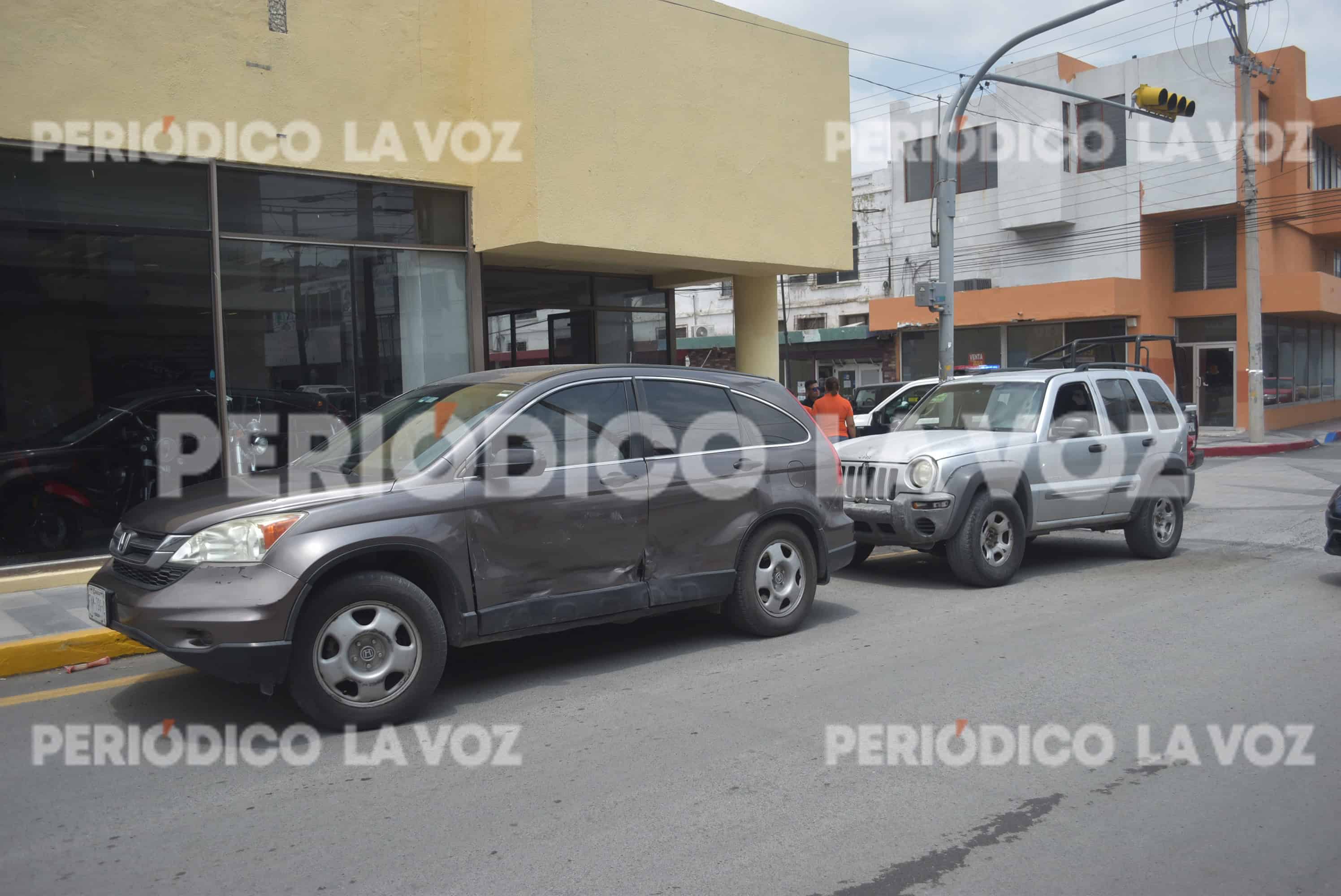 Choque entre camionetas en el Centro de Monclova deja daños y confusión vial