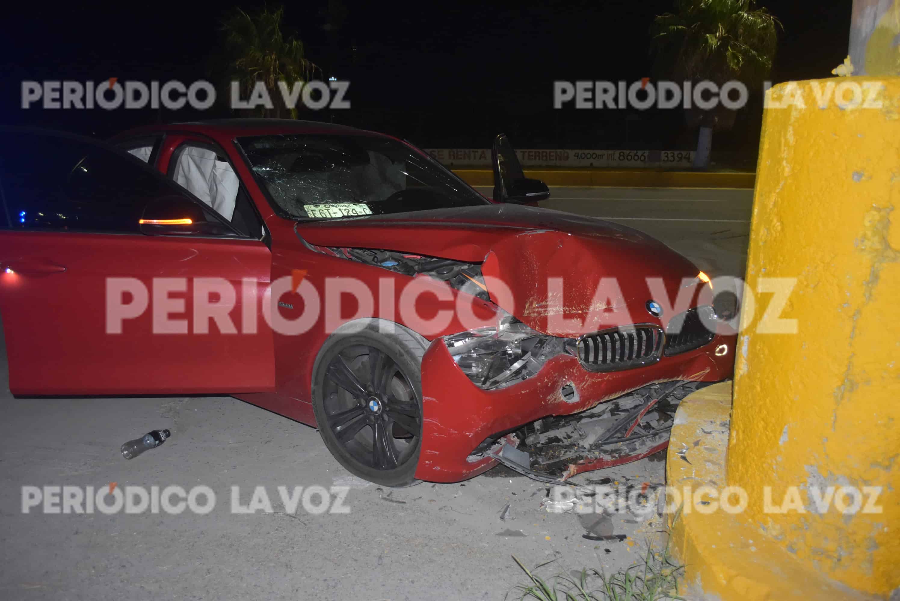 Discute con su esposa y choca su BMW contra poste en bulevar Pape; quedó en pérdida total