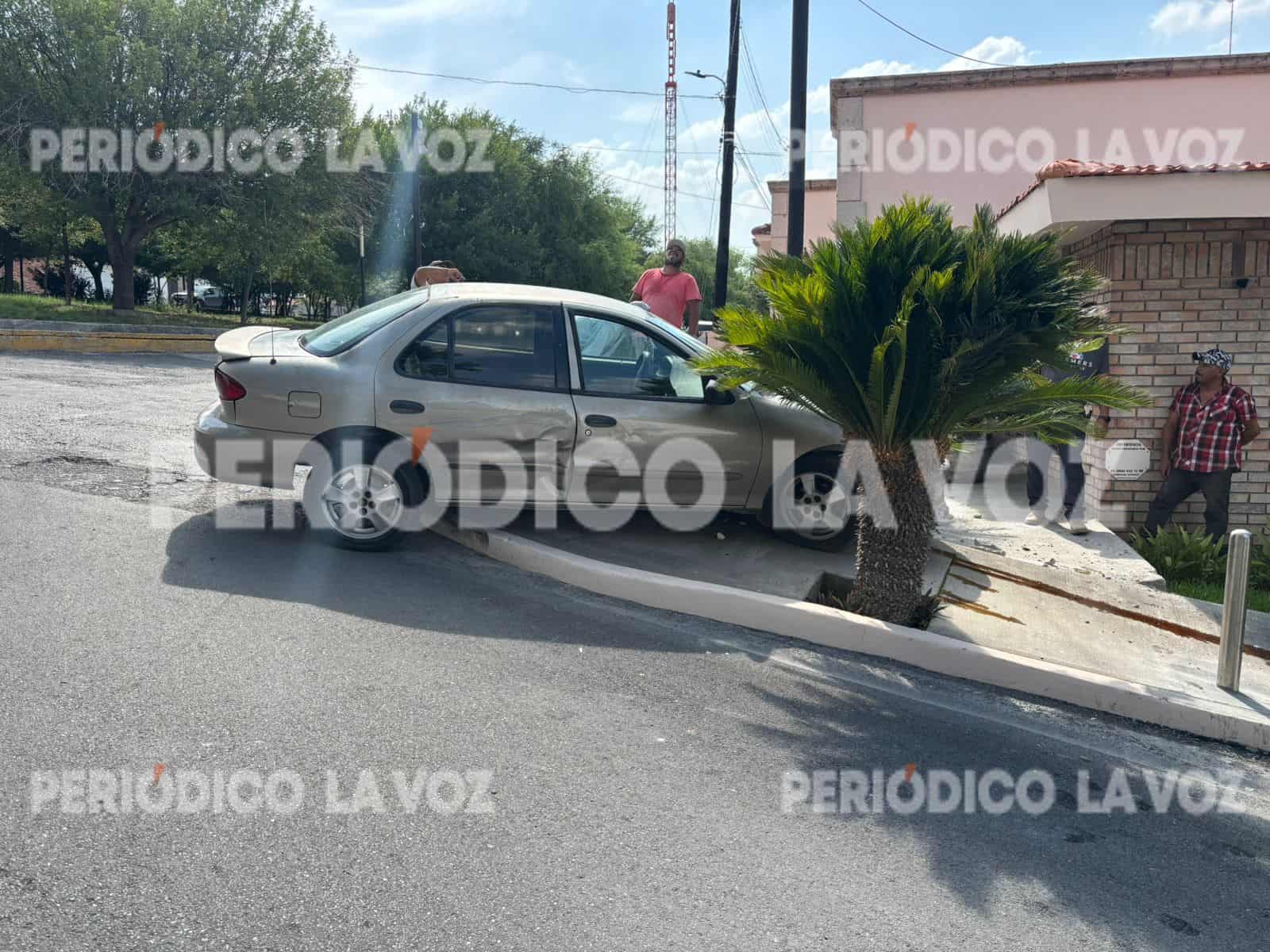 Auto sin control choca contra vivienda en Monclova; parachoques evitó tragedia