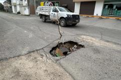 Socavón pone en riesgo a vecinos y conductores en Villa de Fuente