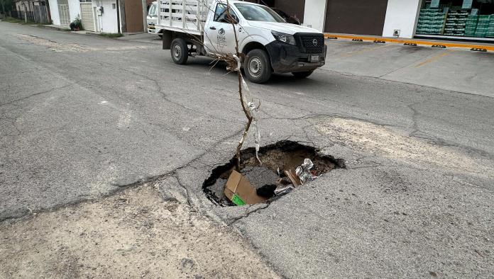 Socavón pone en riesgo a vecinos y conductores en Villa de Fuente