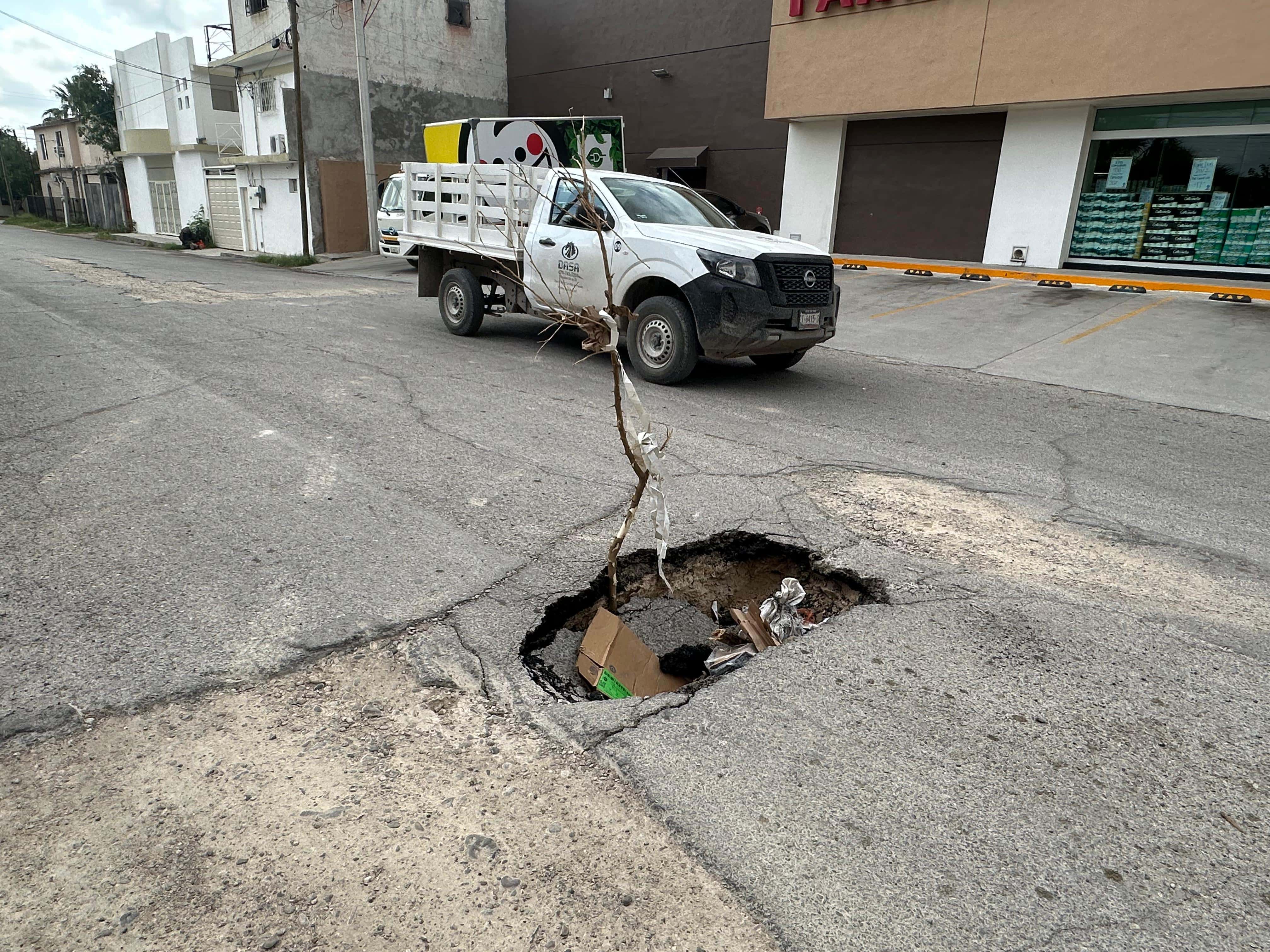 Socavón pone en riesgo a vecinos y conductores en Villa de Fuente