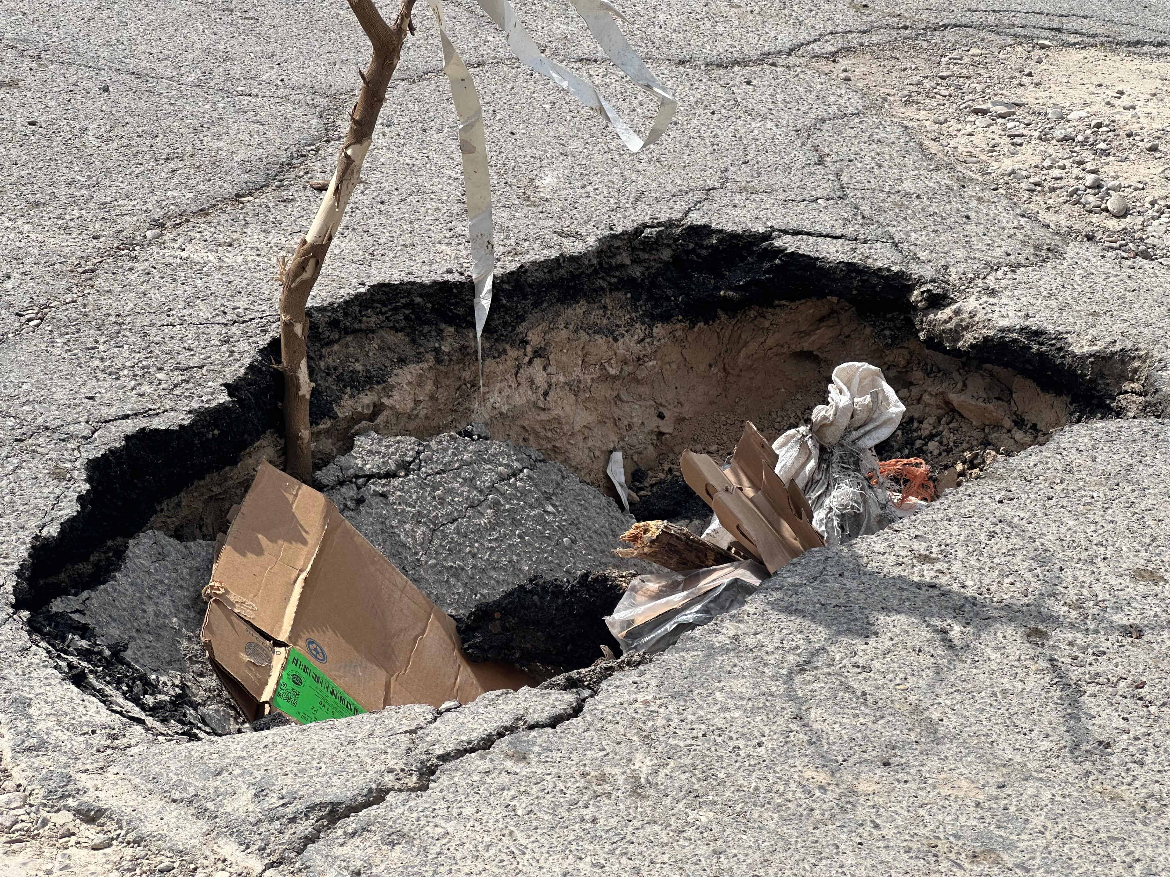 Socavón pone en riesgo a vecinos y conductores en Villa de Fuente