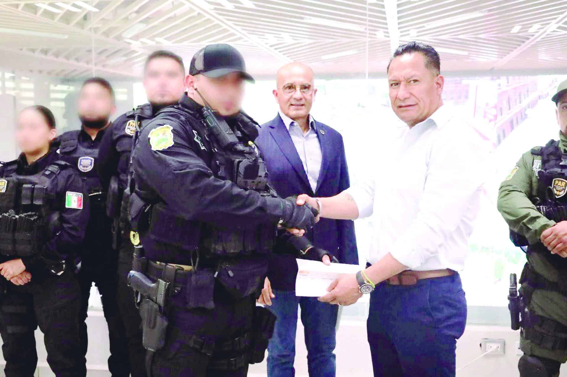 Entrega SP incentivos a policías destacados 