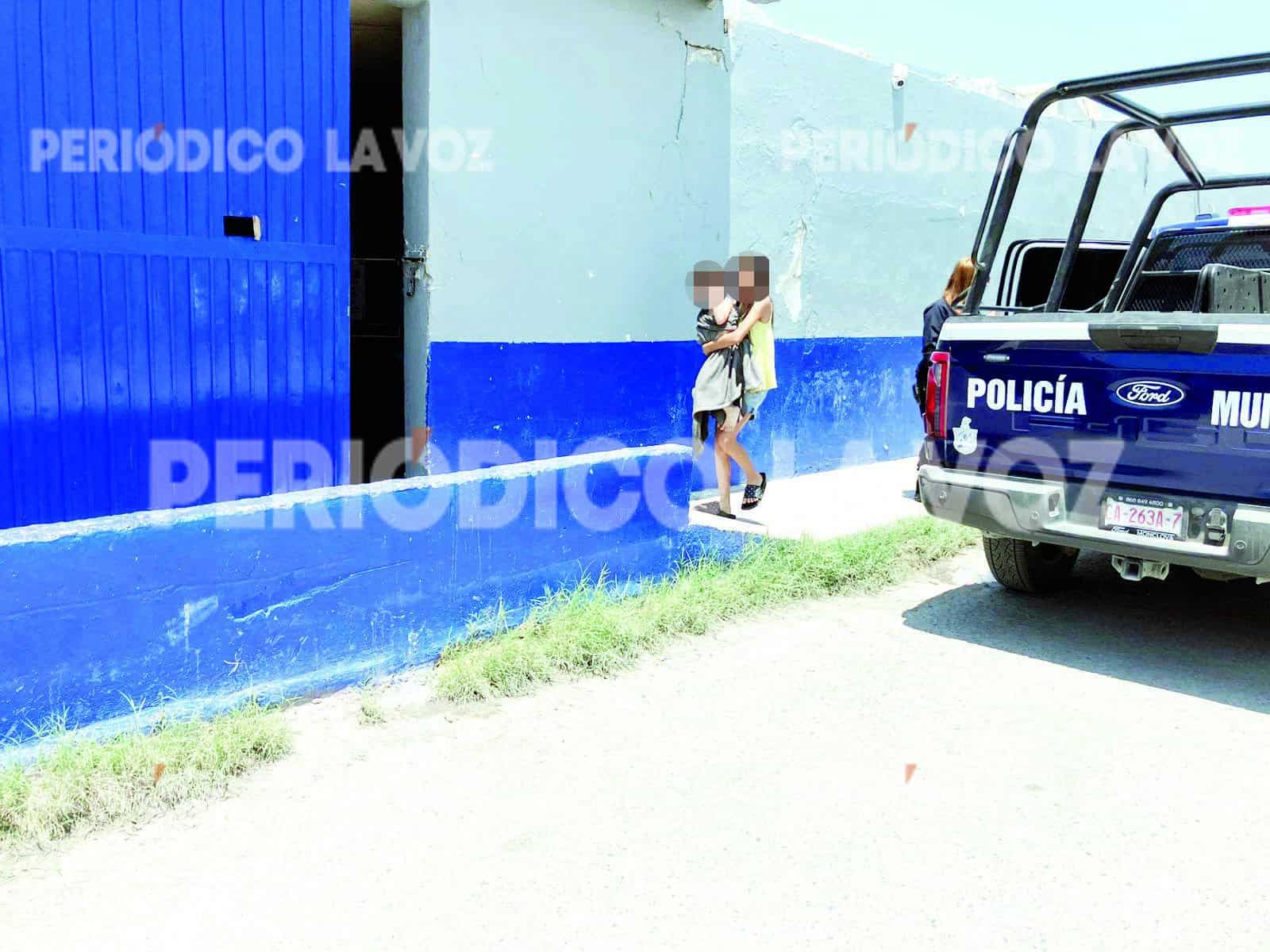Niño autista es hallado vagando y guía a policías hasta su hogar en Tierra y Libertad