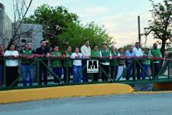 Carlos Villarreal entrega rehabilitación de puentes peatonales en Monclova