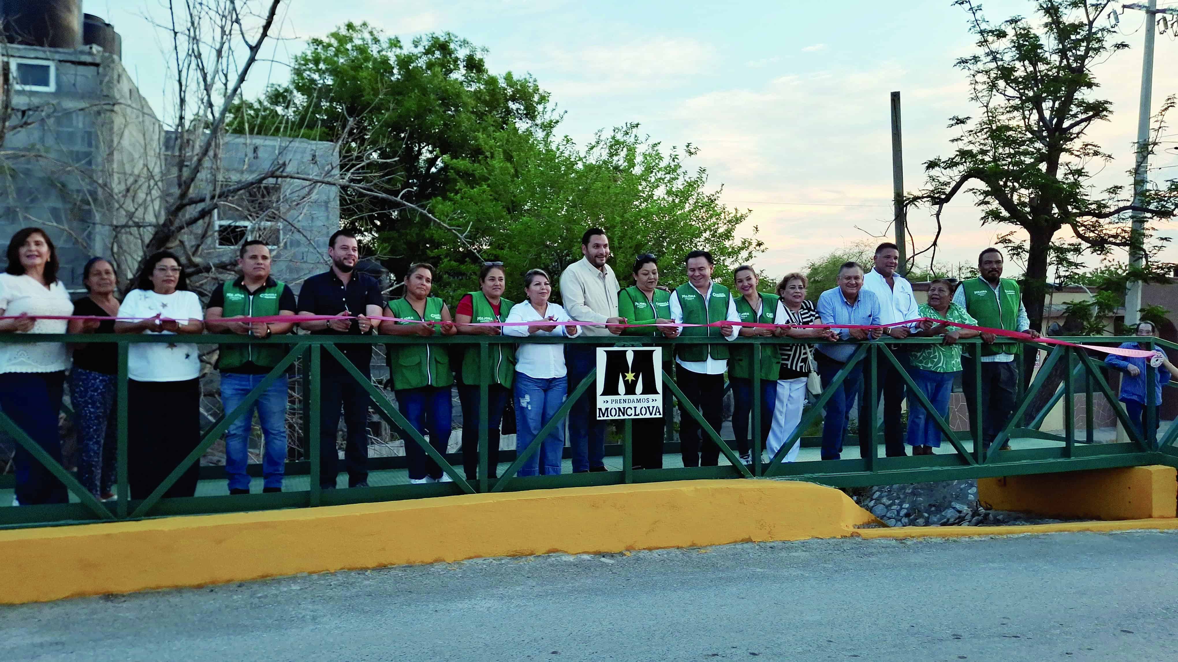 Carlos Villarreal entrega rehabilitación de puentes peatonales en Monclova