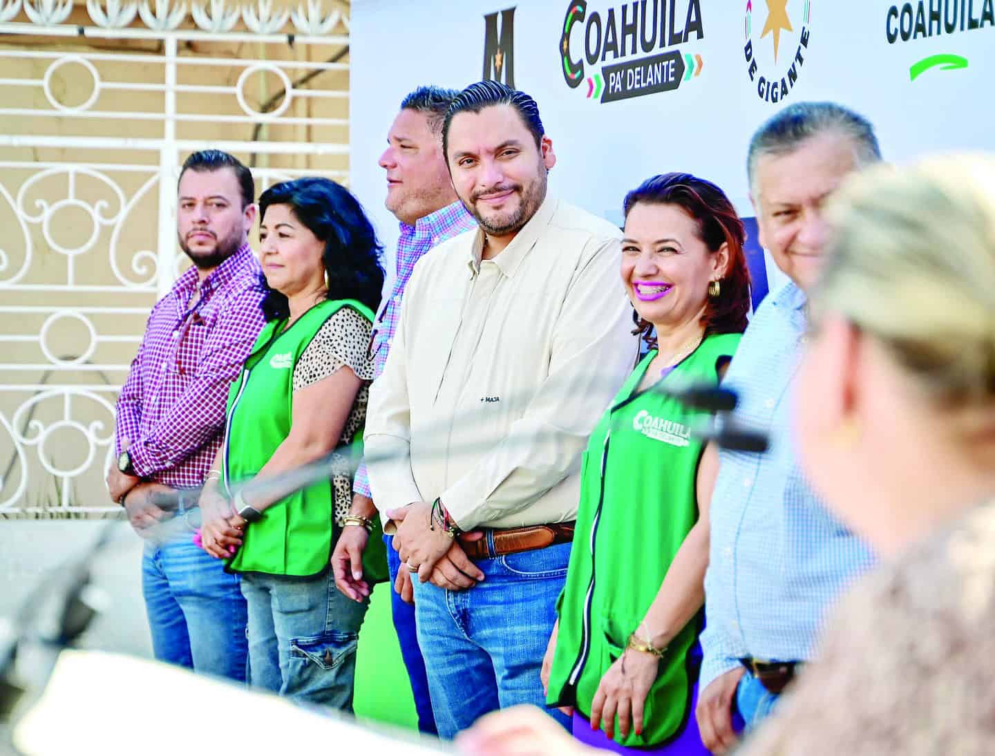 Carlos Villarreal entrega obra de pavimentación en la colonia El Pueblo
