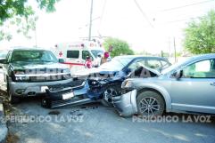 Abuelita provoca choque y deja dos camionetas como pérdida total en Monclova