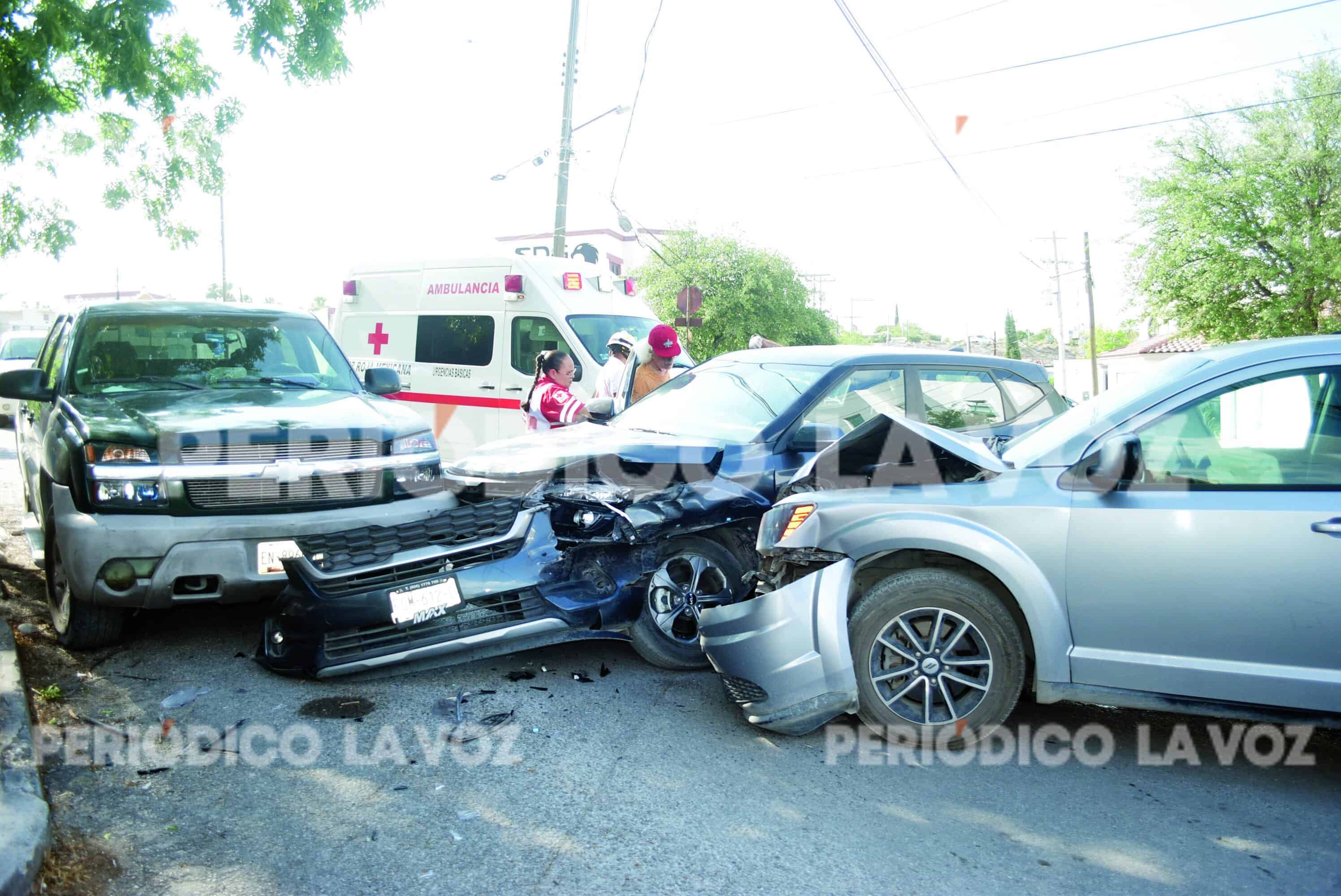 Abuelita provoca choque y deja dos camionetas como pérdida total en Monclova