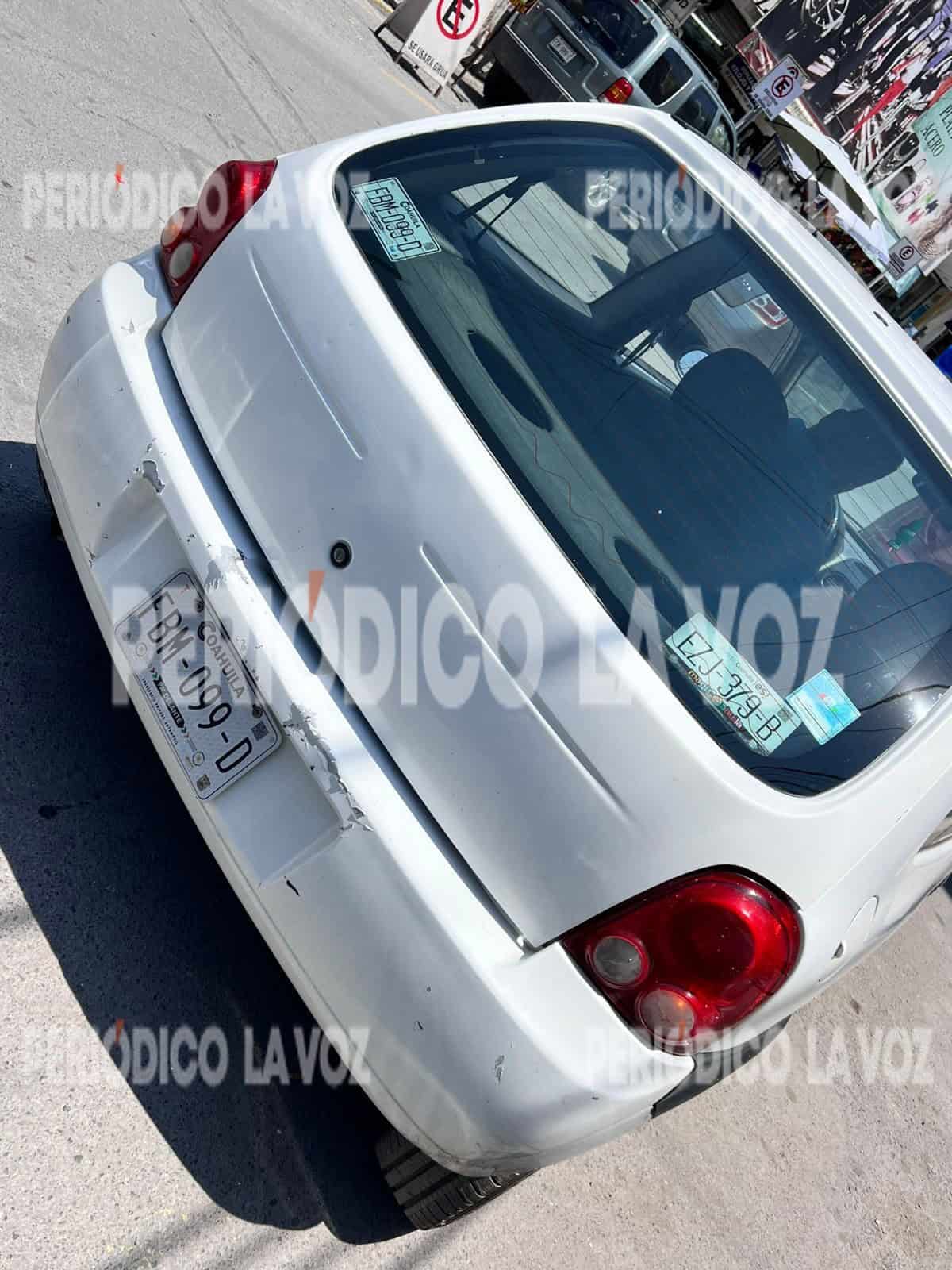 Choque por alcance en el Centro de Monclova deja solo daños materiales menores