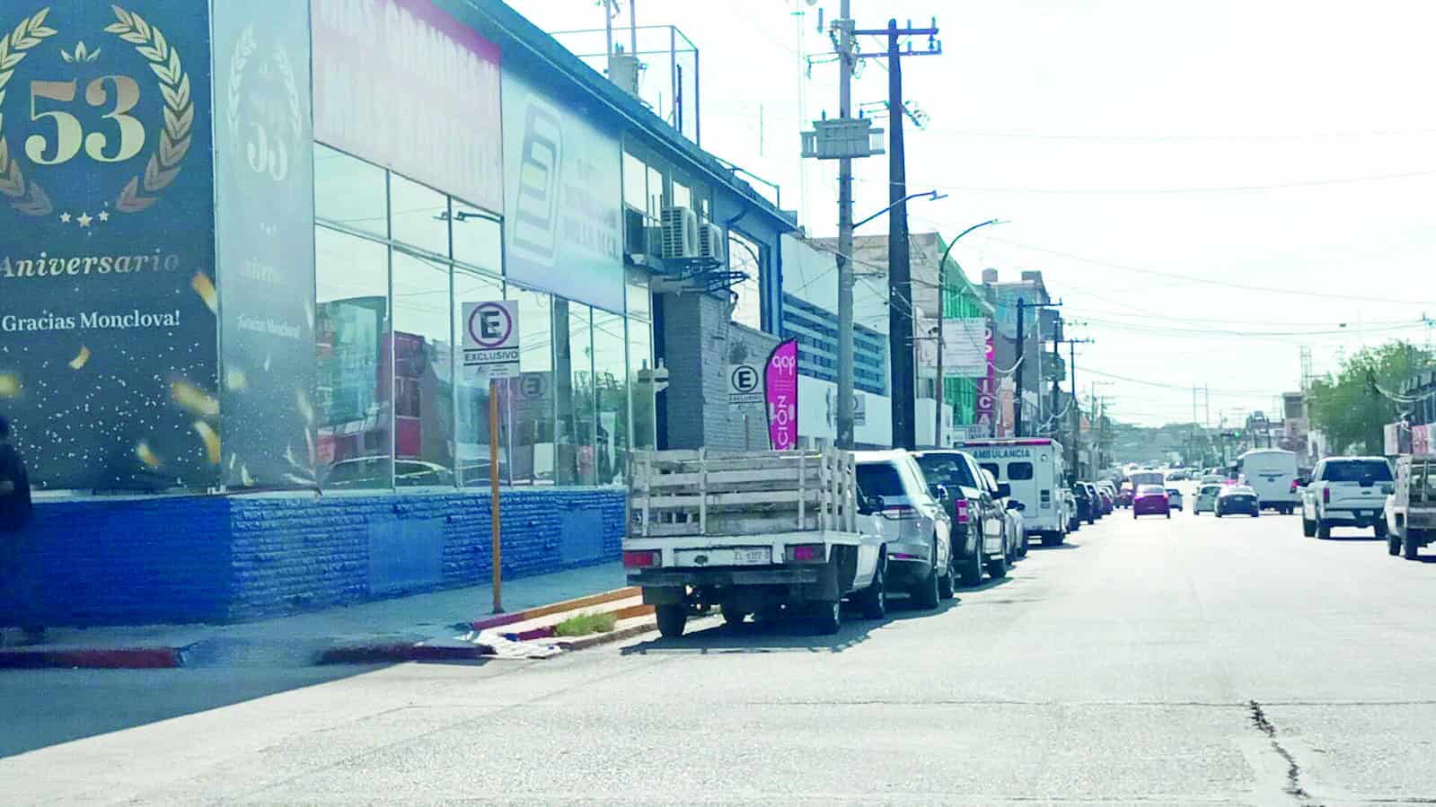 Apagones afectan a comerciantes del Centro de Monclova durante horas de calor extremo