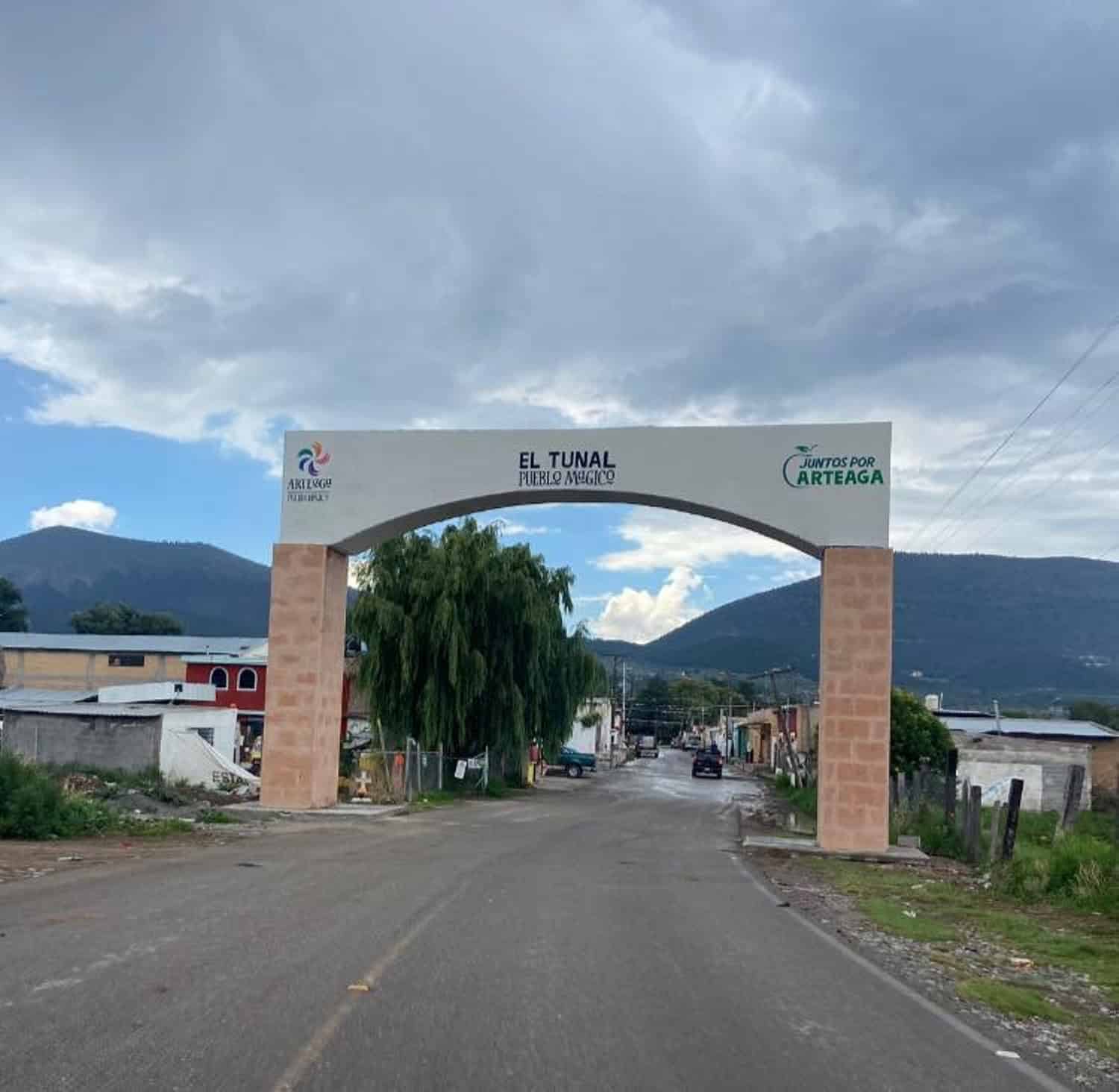 Habitantes de Arteaga exigen riego en plazas 