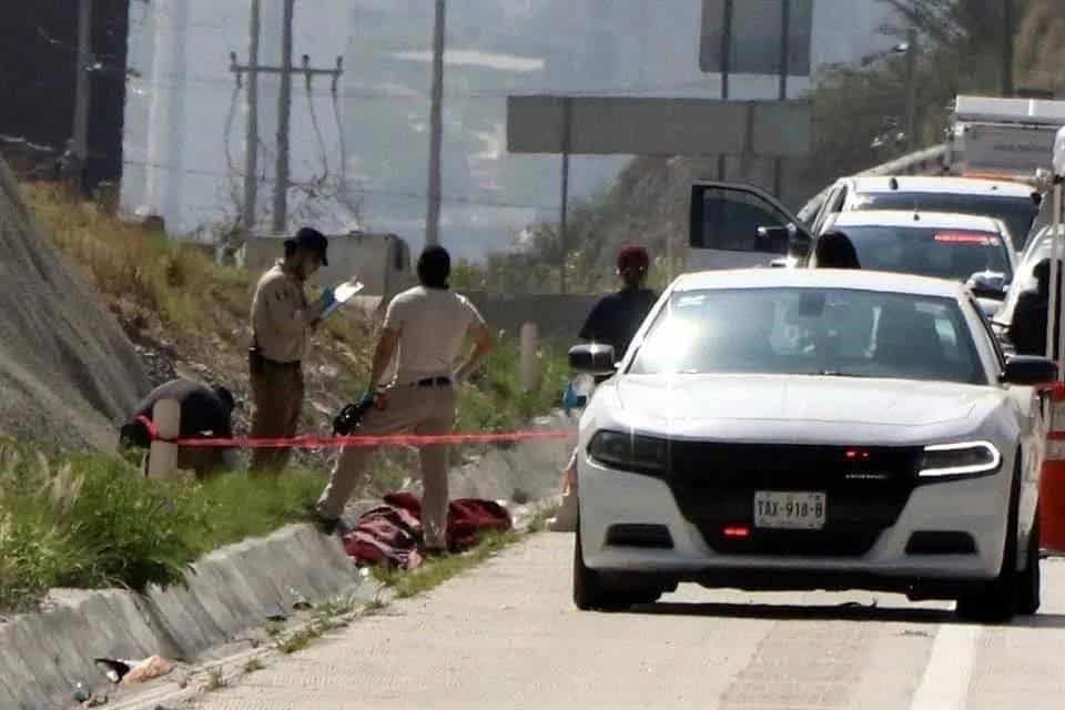 Localizan a hombre sin vida en la autopista