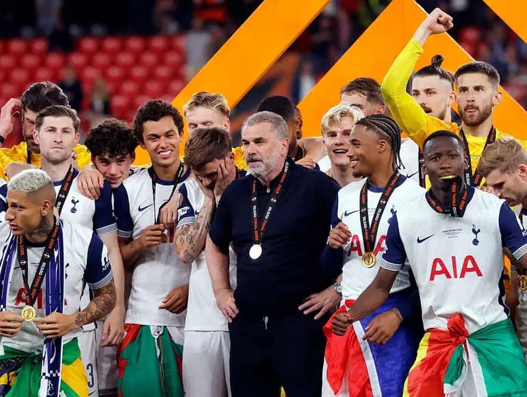 Ganó la Europa League y Tottenham lo despidió por mal torneo local