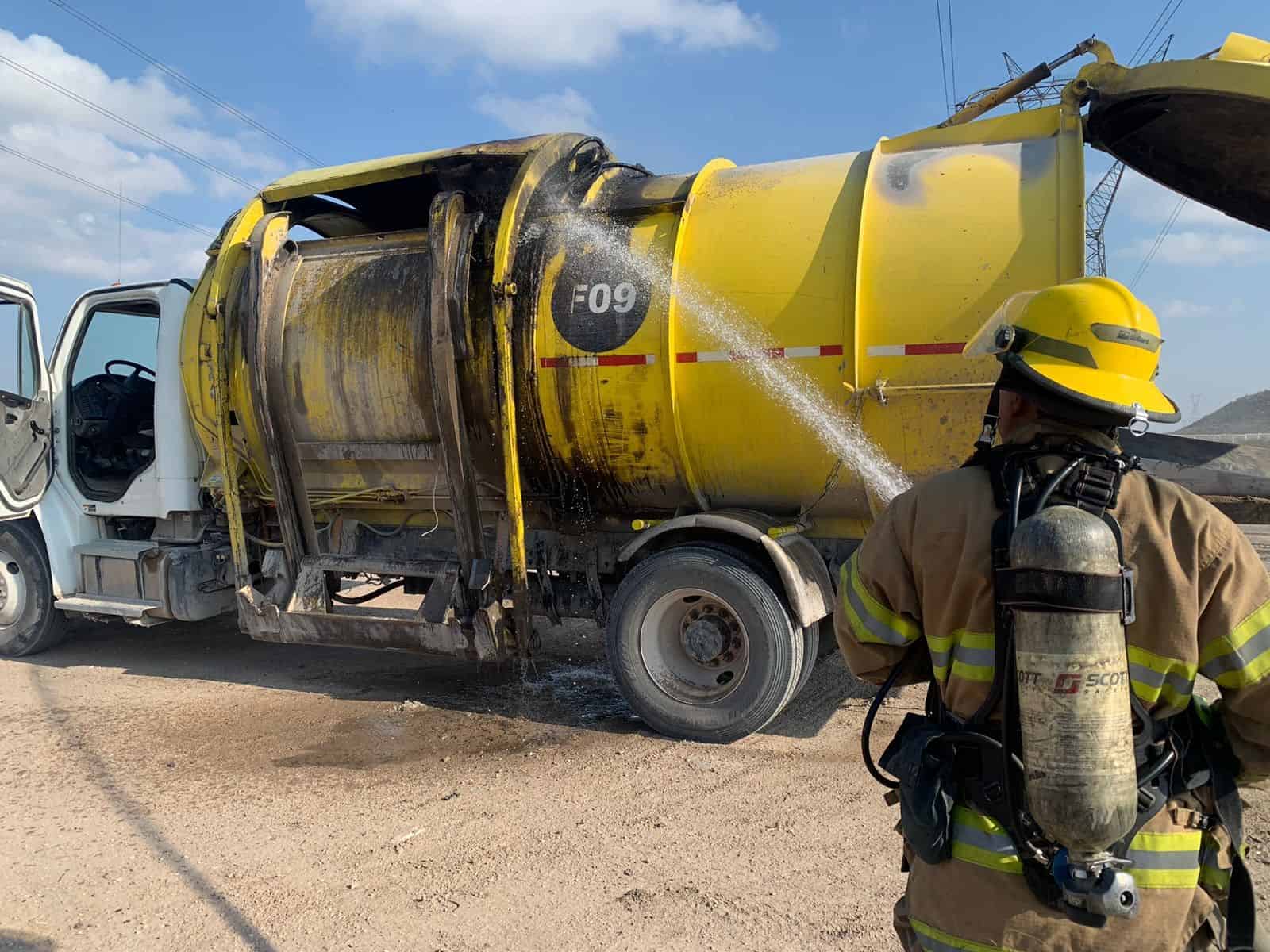 Arde camión recolector por basura encendida en Frontera; piden evitar quemarla