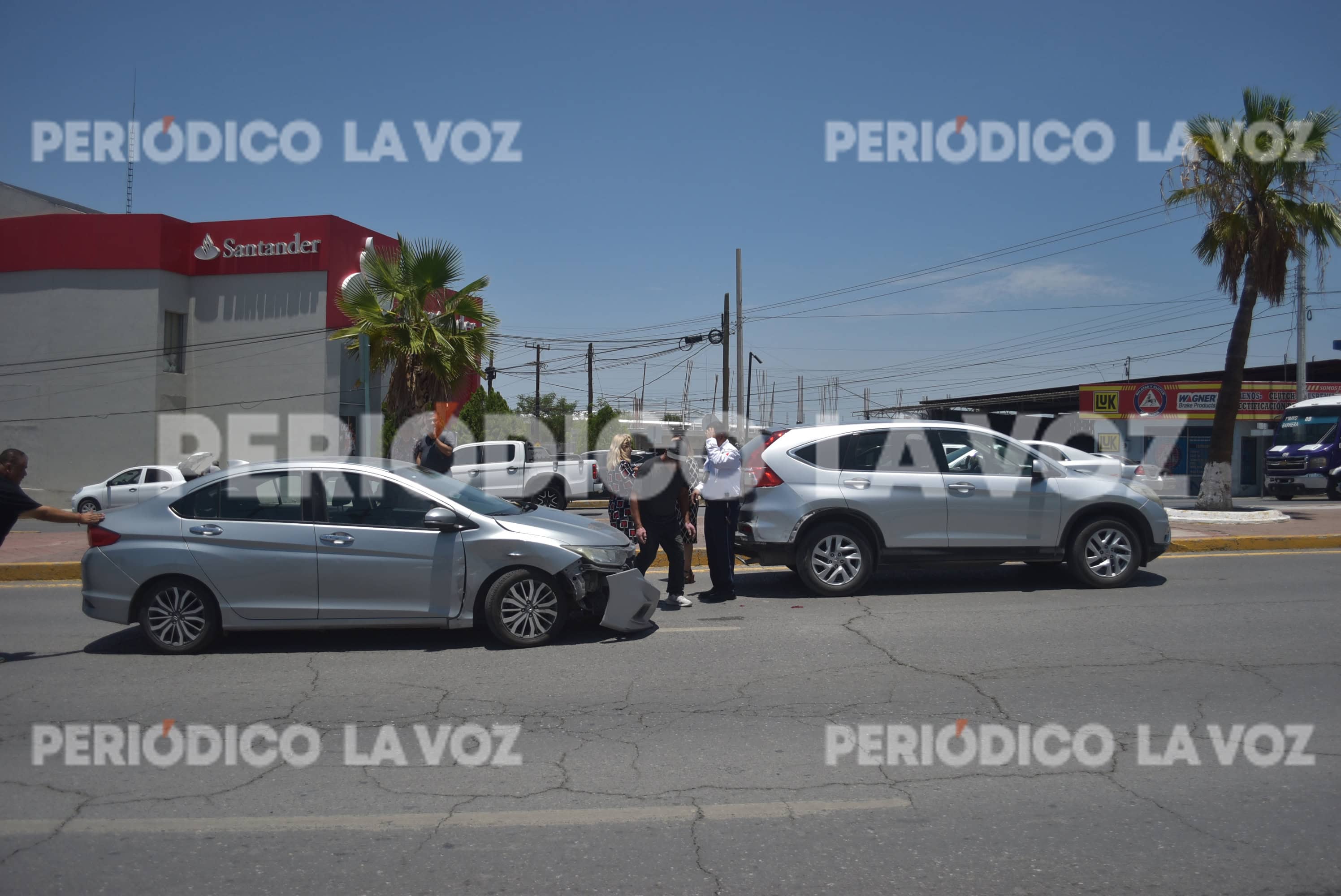Conductora provoca carambola en el bulevar Pape; tres vehículos resultan dañados