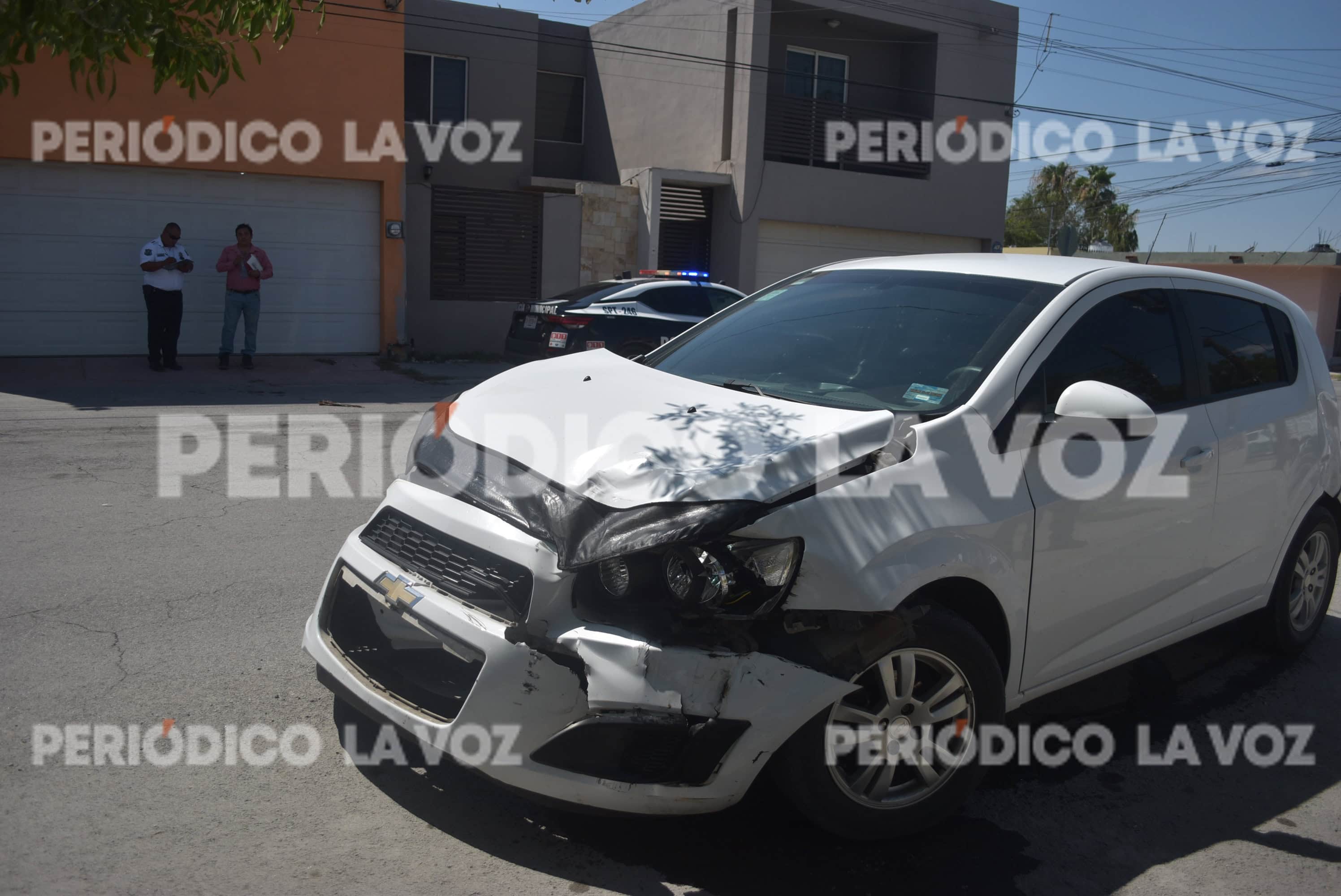 No respeta alto y provoca choque en Los Pinos; auto se impacta contra camioneta