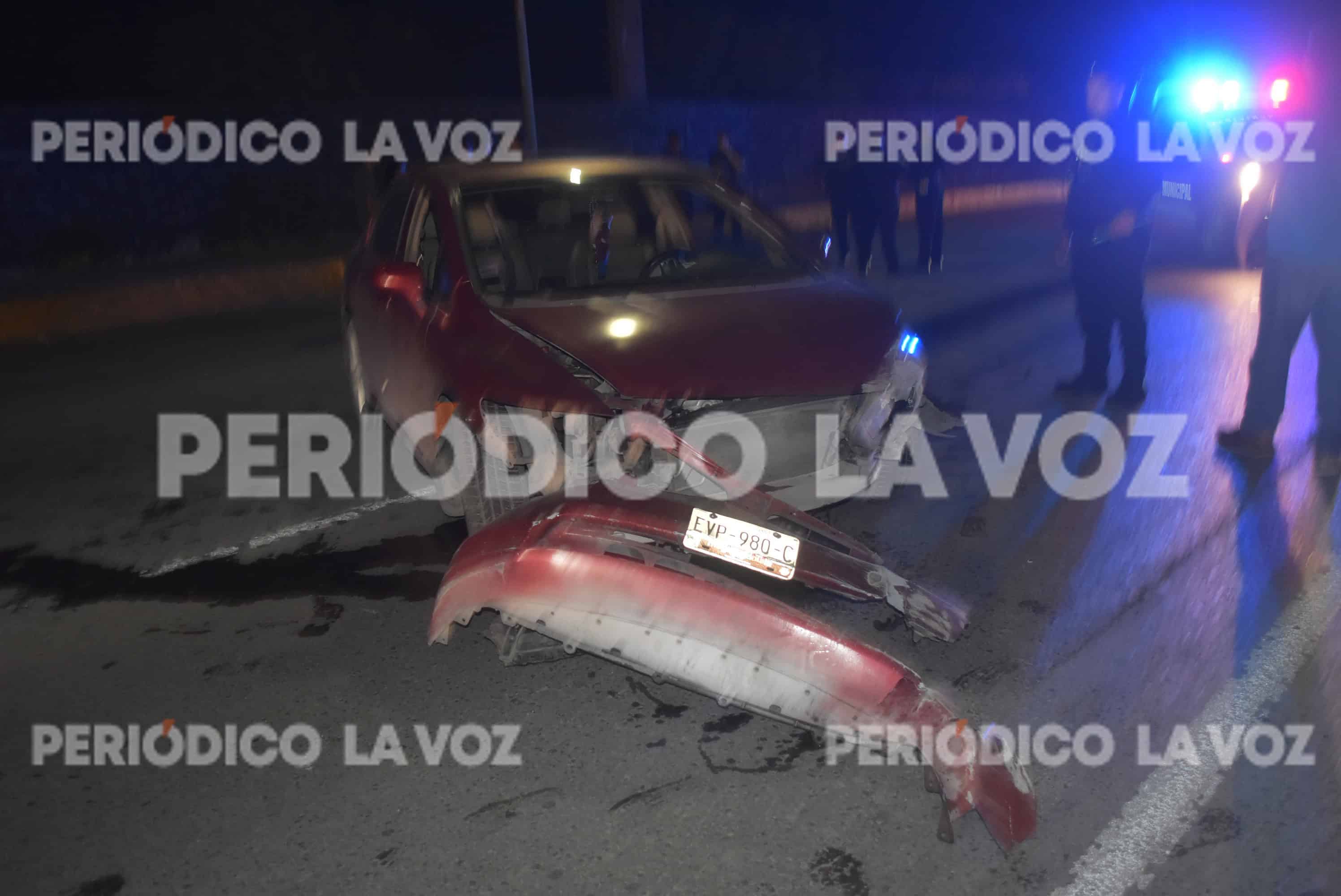 Revienta llanta y choca contra puente en Monclova; joven es llevado al hospital