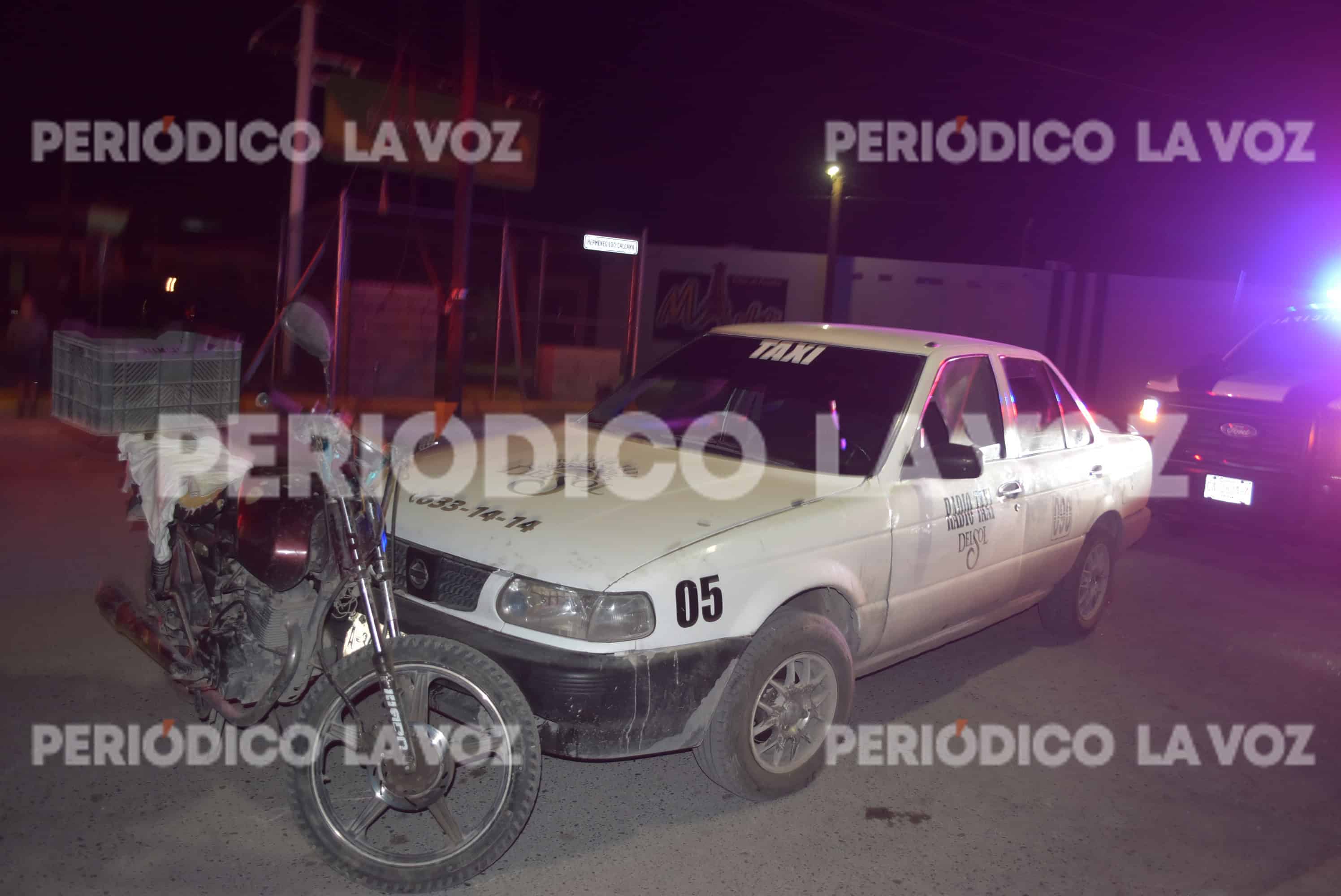 Taxi choca de frente contra moto con familia y bebé en Monclova; hay heridos