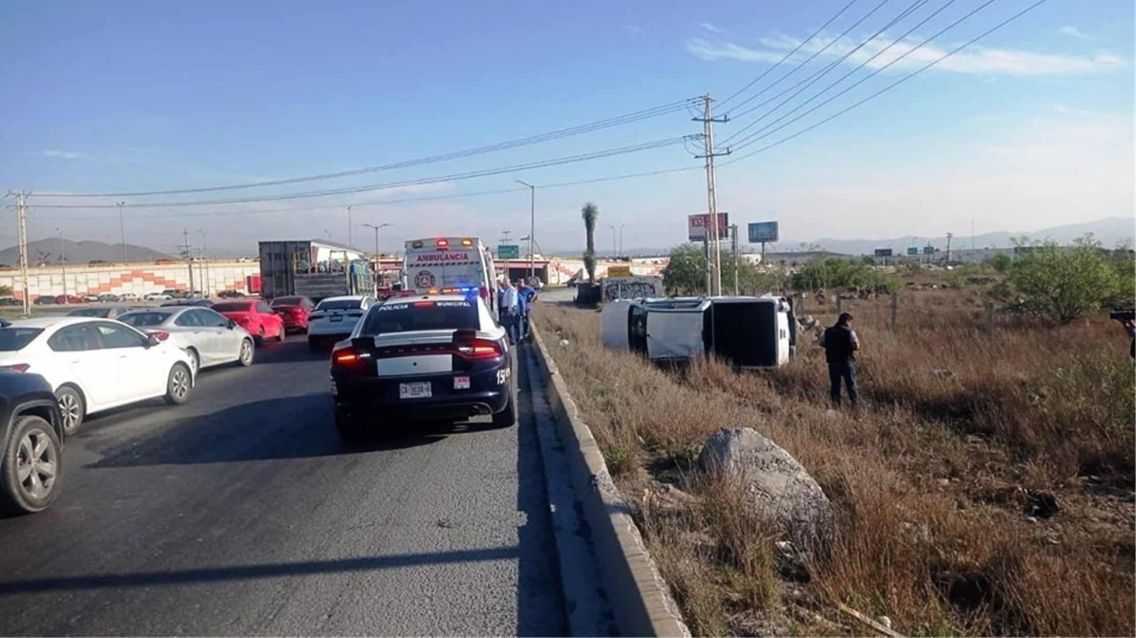 Vuelca camioneta iba a exceso de velocidad Vuelca camioneta iba a exceso de velocidad