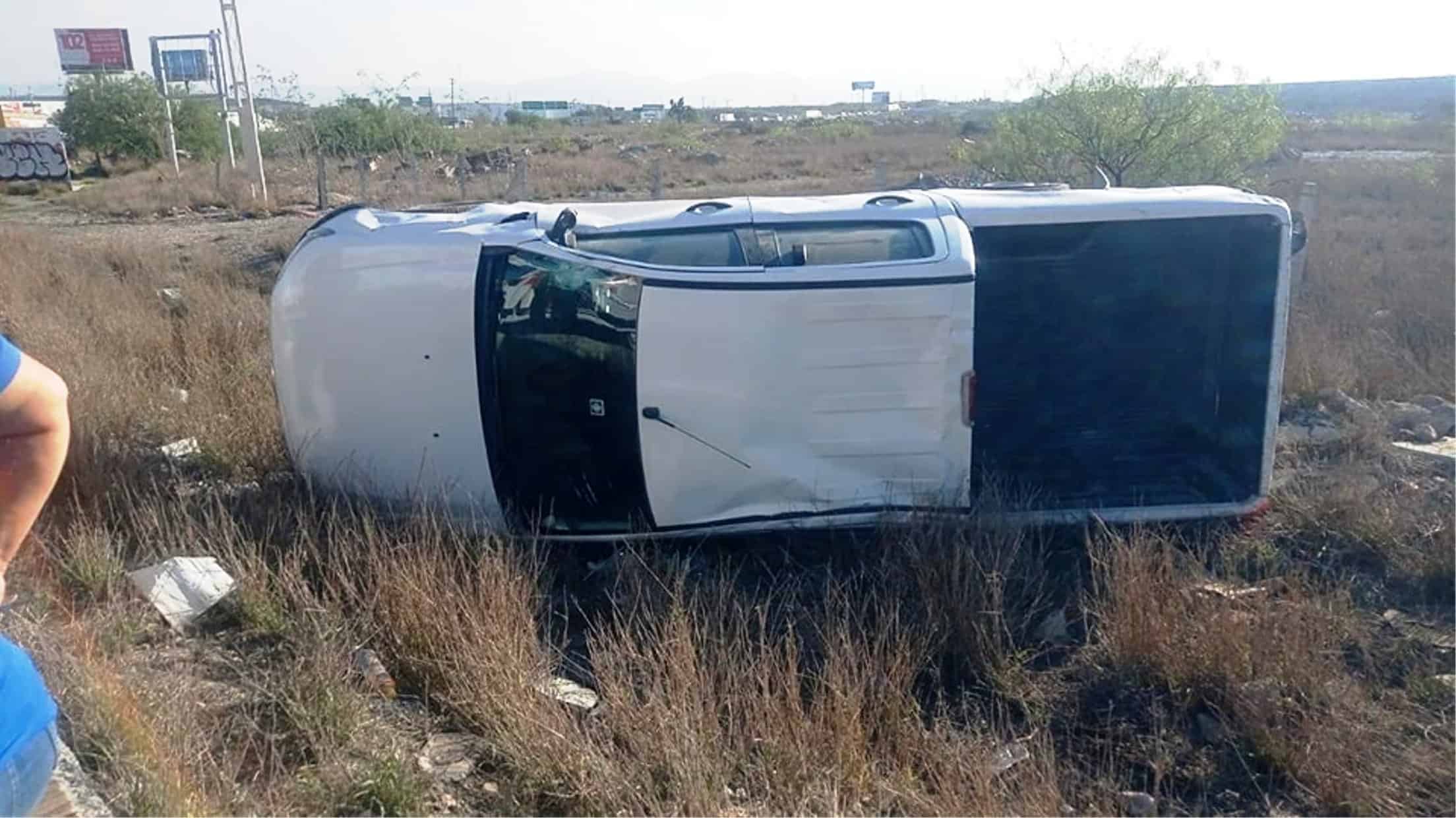 Vuelca camioneta iba a exceso de velocidad