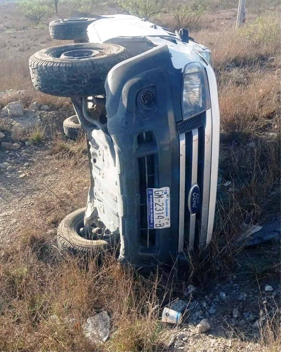 Vuelca camioneta iba a exceso de velocidad