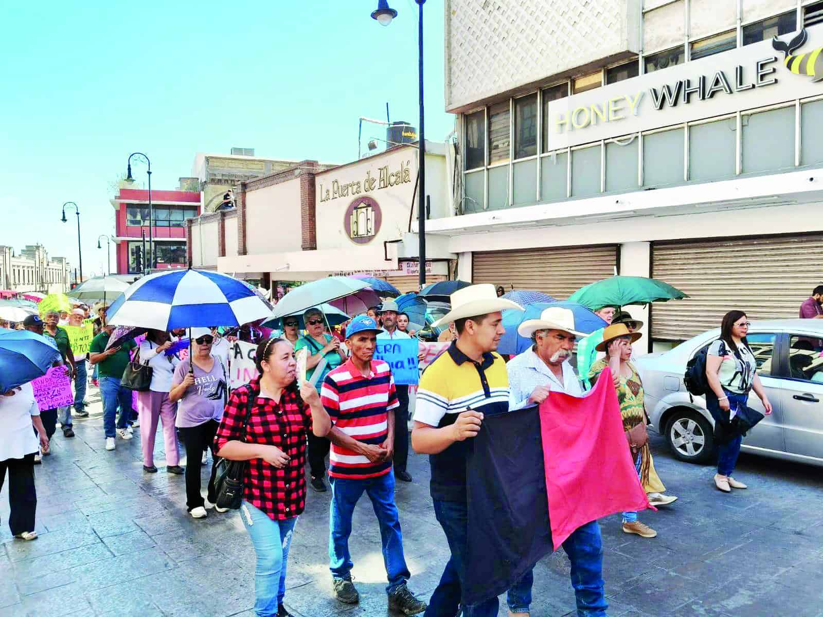 Marchan sindicalizados de ´la Antonio Narro´