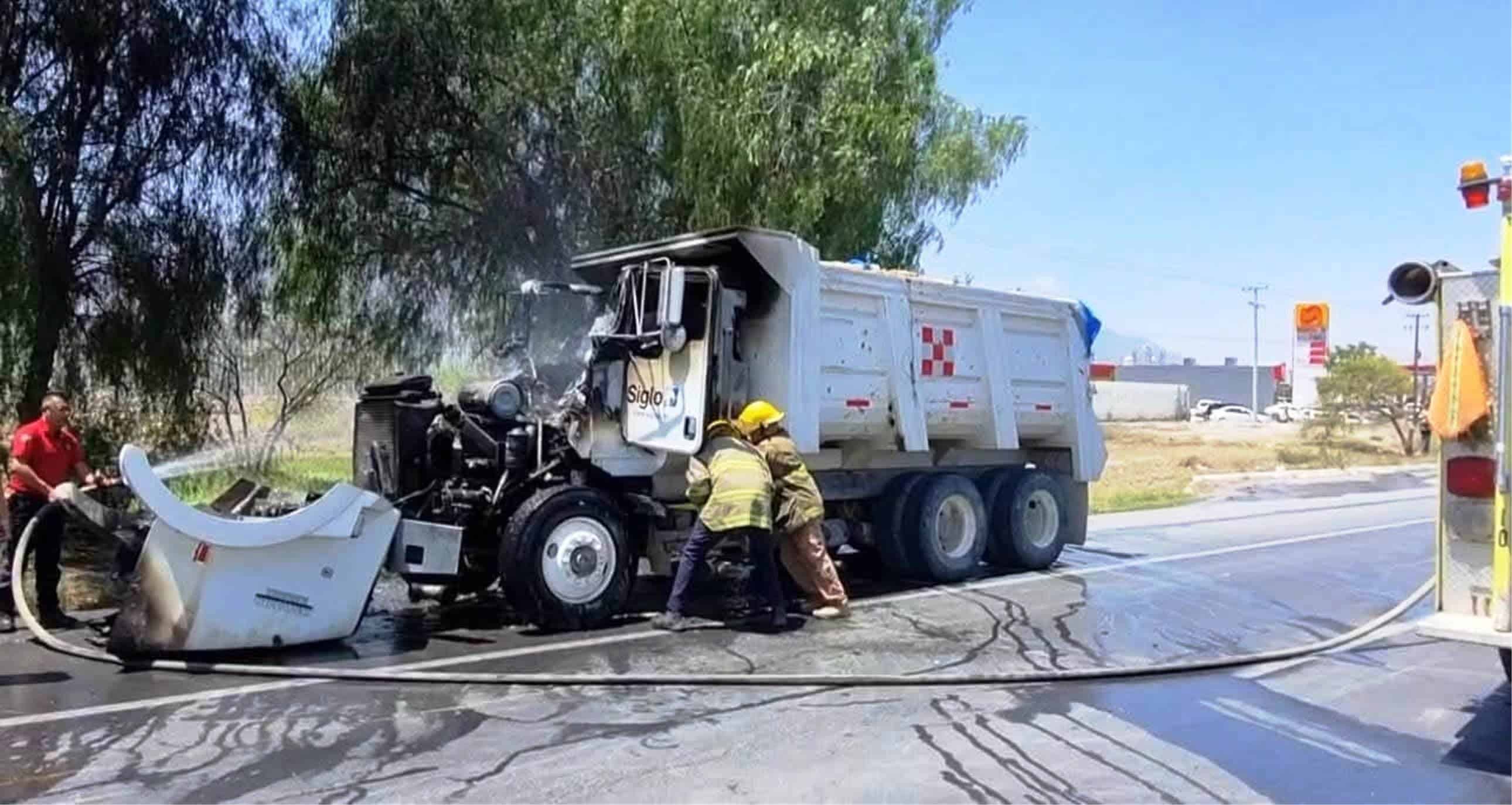 Fuego devora parte de camión en "la 57" 
