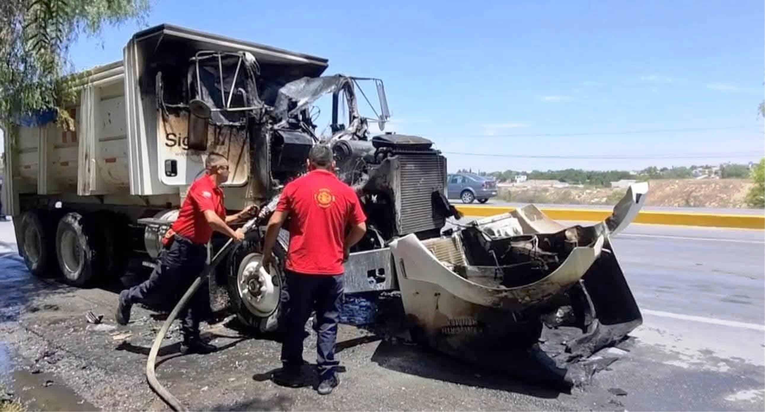 Fuego devora parte de camión en "la 57" 