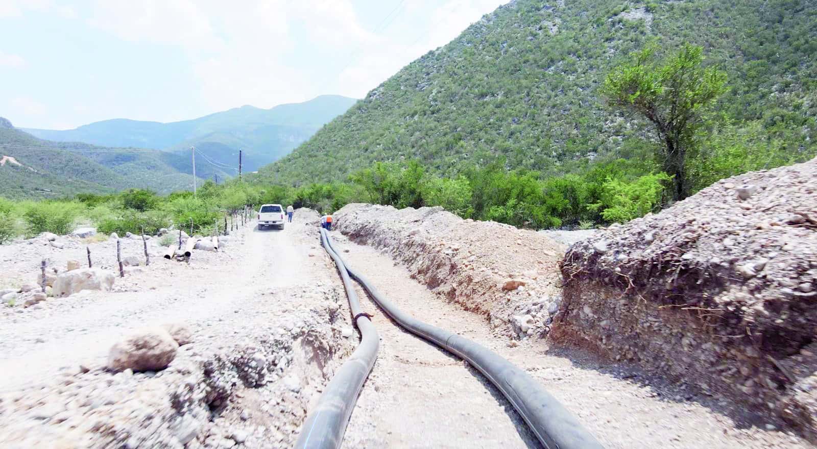 Supervisa Laura Jiménez obra de agua en Pozos Aparicio con 800 metros de tubería