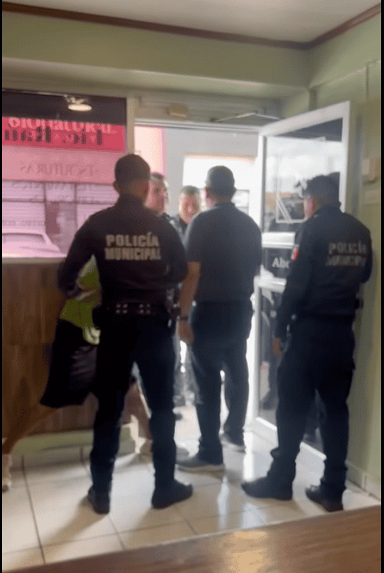 Policías entran a oficina de notario en PN; municipio niega allanamiento pese a video
