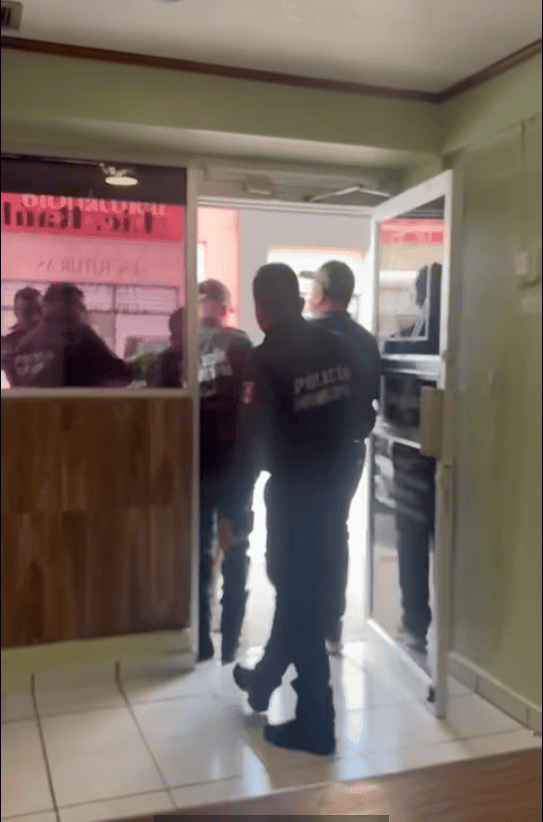 Policías entran a oficina de notario en PN; municipio niega allanamiento pese a video