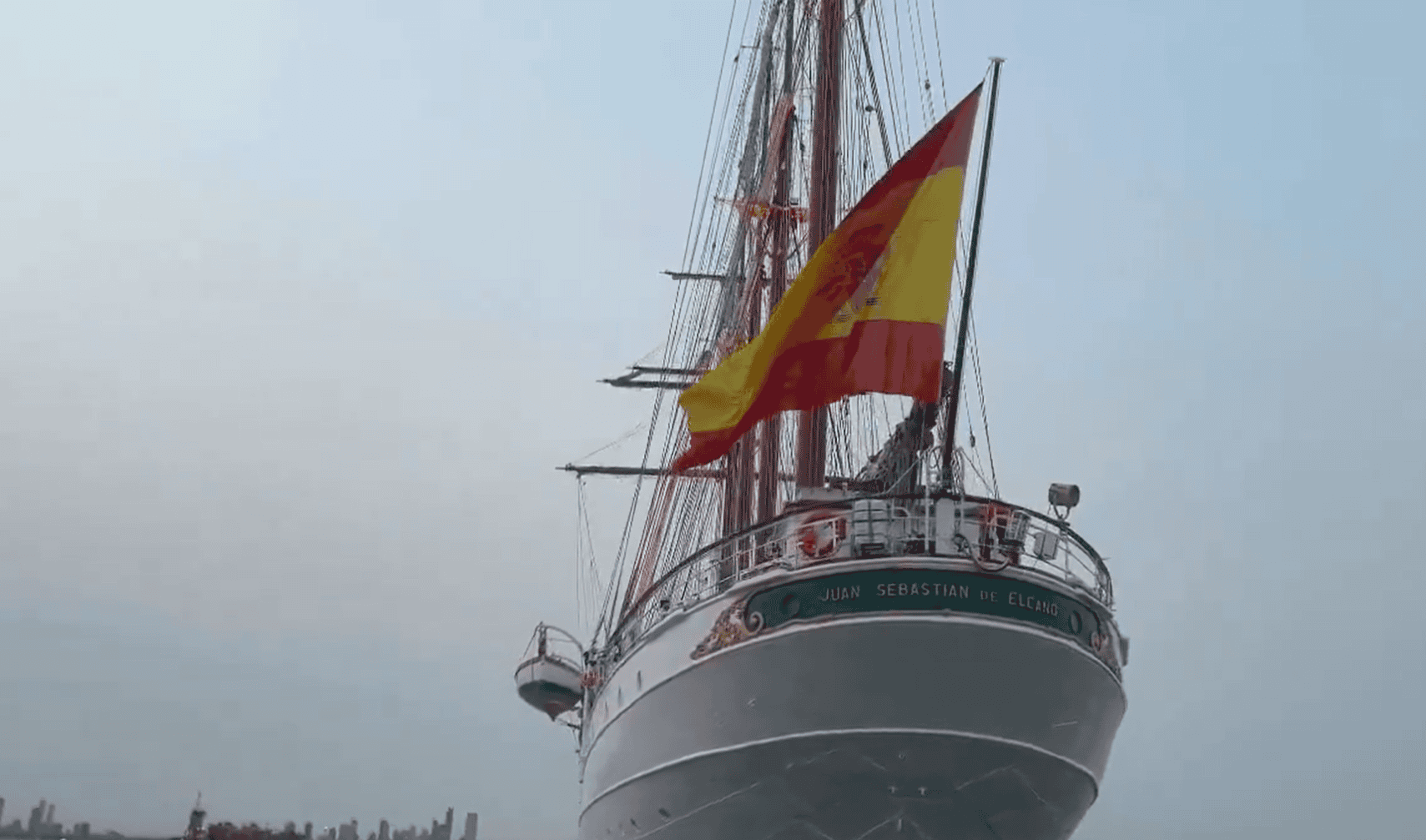 Buque escuela español rinde homenaje al buque escuela Cuauhtémoc