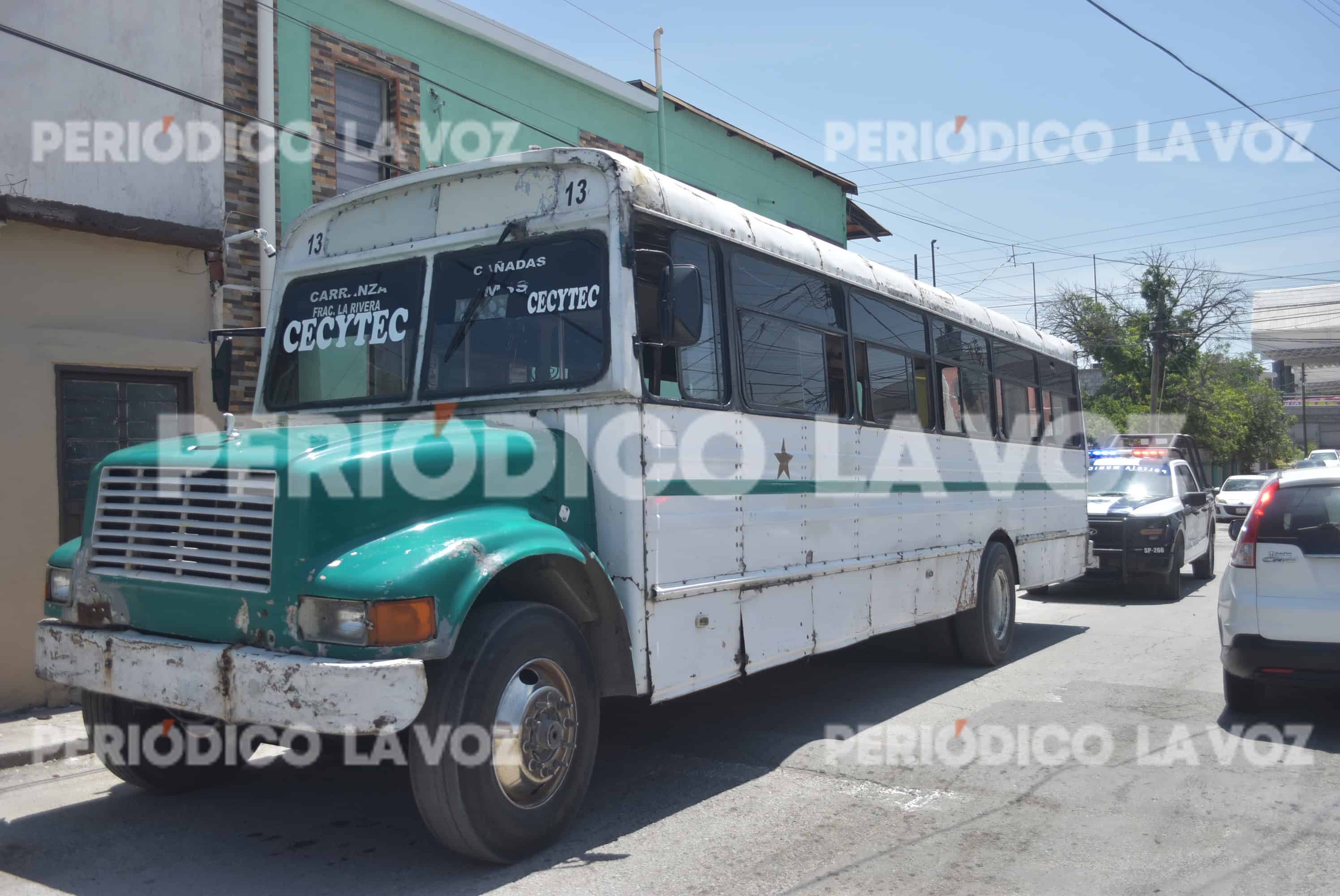 Camión de pasajeros impacta auto en Monclova; daños ascienden a cinco mil pesos
