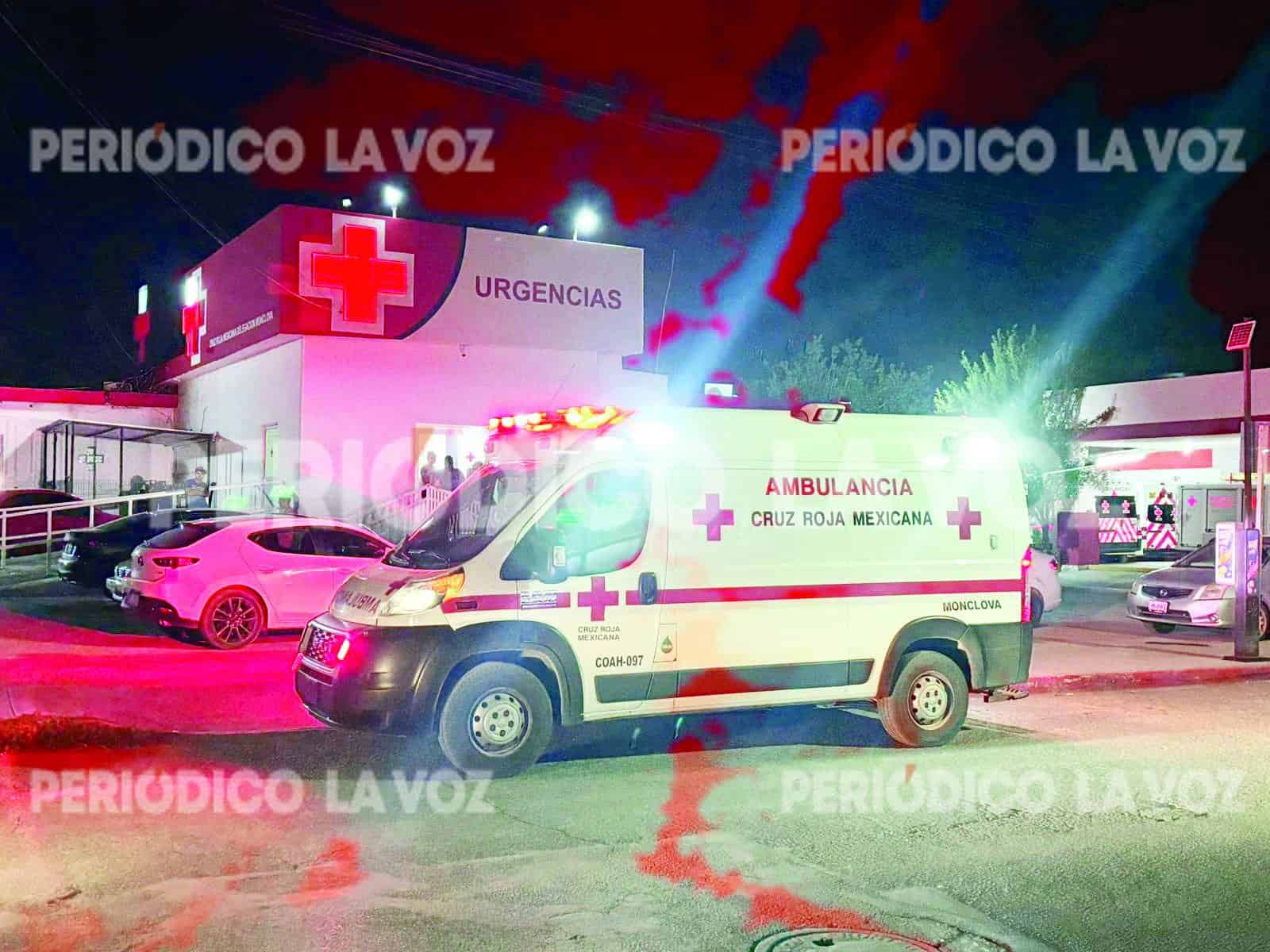 Intentó clavado ebrio y terminó en el hospital tras caer fuera de la alberca