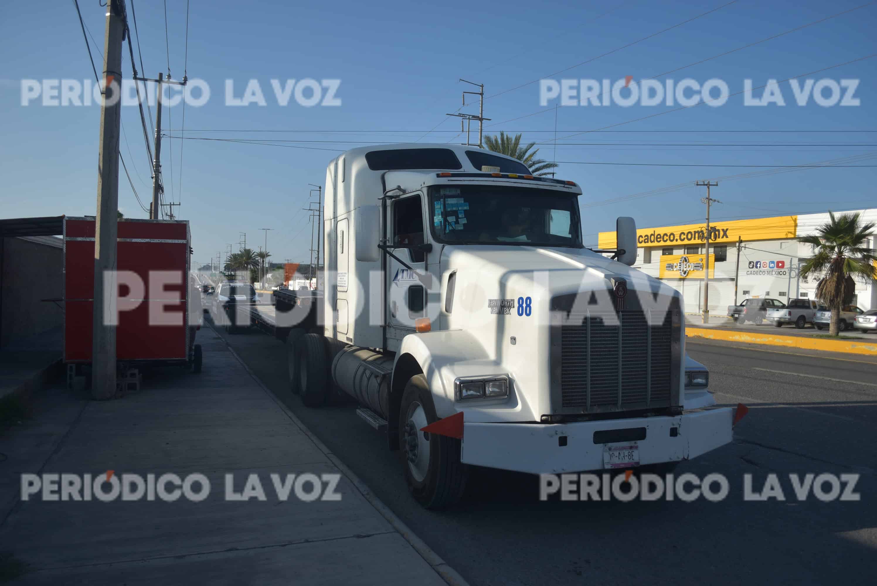Choque entre tráiler Kenworth y pipa de gas LP en Monclova; no hubo lesionados