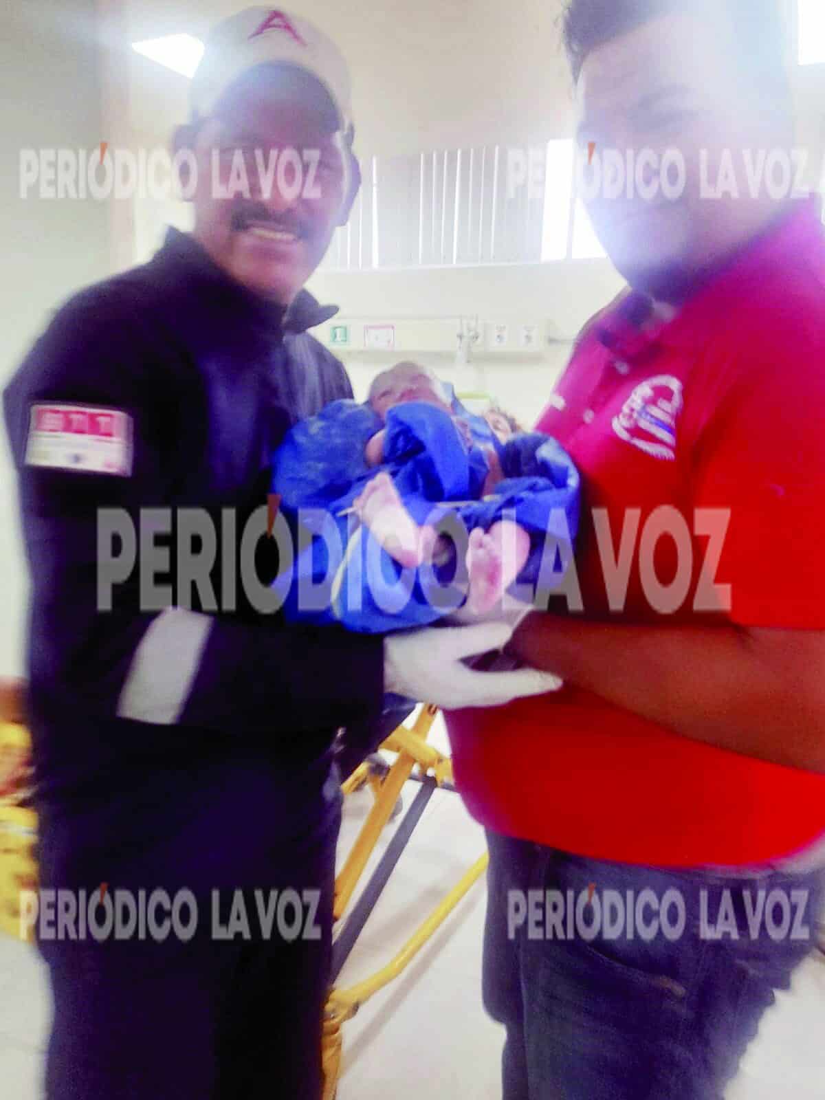 Mujer da a luz en ambulancia en Frontera; desconocía embarazo hasta el parto