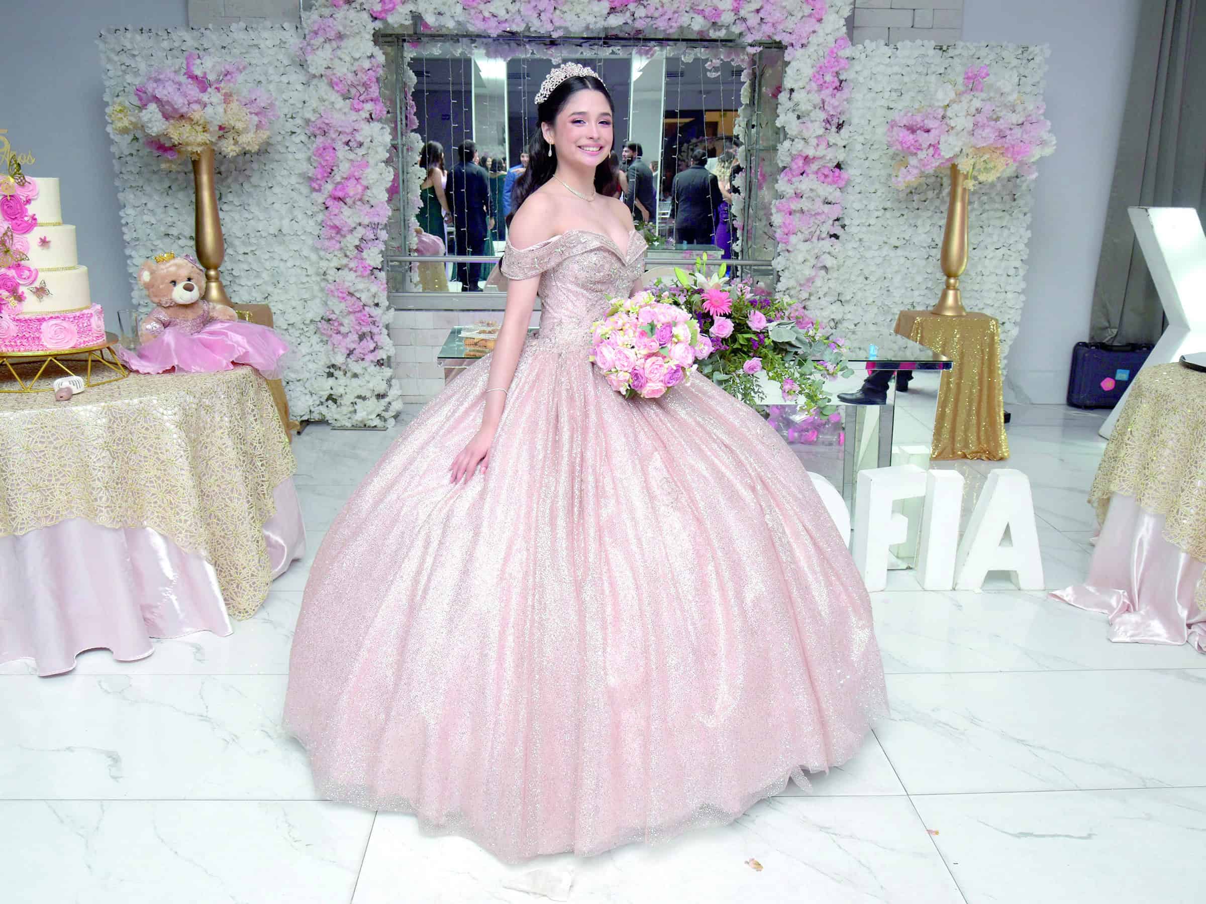 Ana Sofía Maldonado festeja sus XV años en inolvidable velada familiar