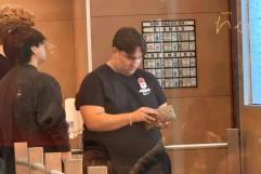 Captan a hijo de AMLO con cartera de lujo
