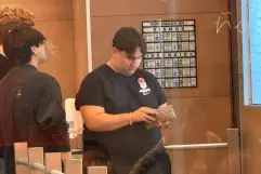 Captan a hijo de AMLO con cartera de lujo