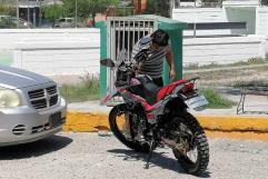 No respeta alto y embiste moto