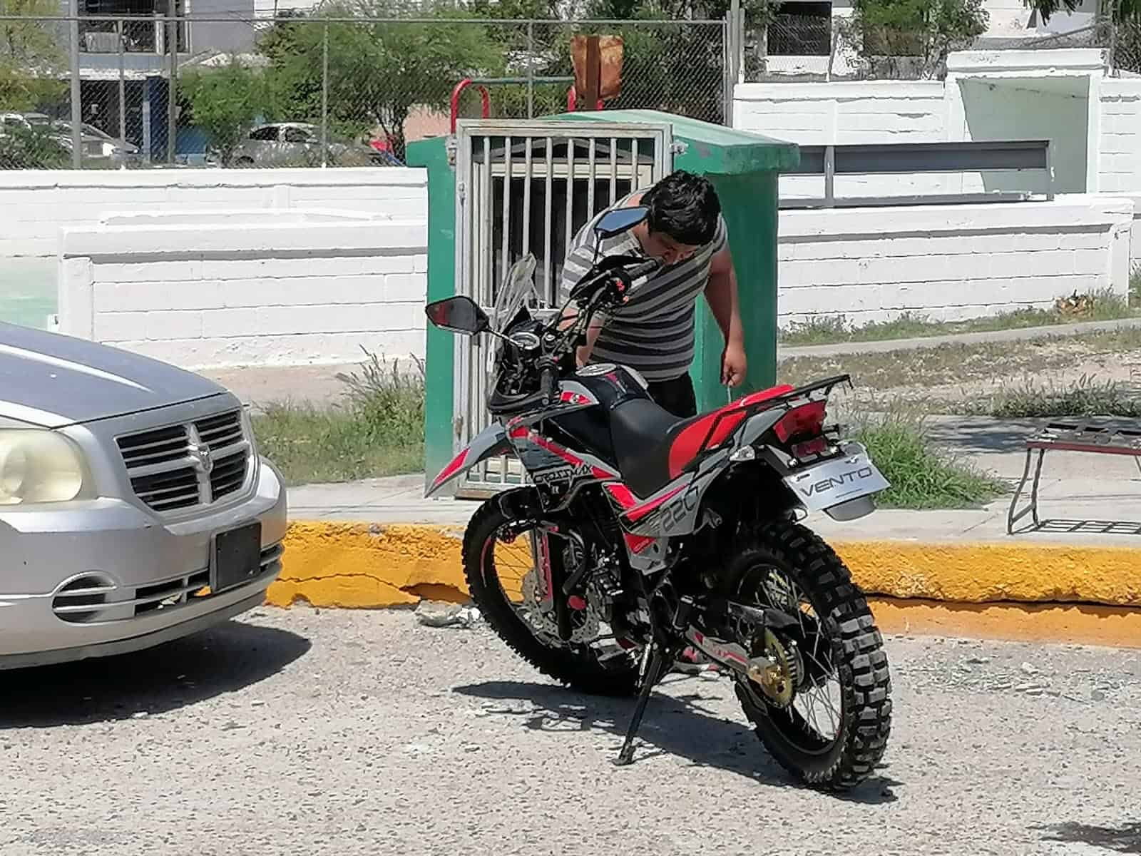 No respeta alto y embiste moto