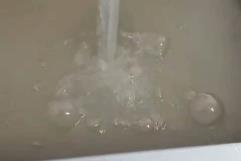 Llega a vecinos agua turbia