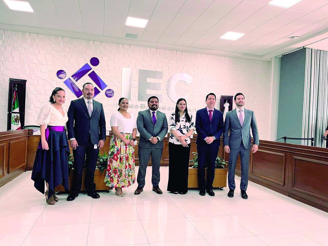 Entrega IEC constancias de mayoría a magistrados